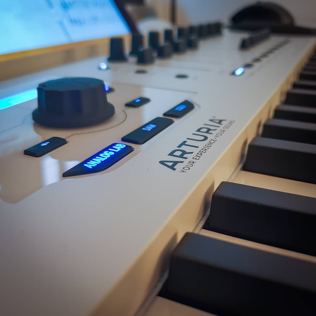 🇺🇸 / 🇬🇧 : New toy!
🇫🇷 : Nouveau jouet
.
#arturia #88mk2 #music #piano #keyboard #fun #artists