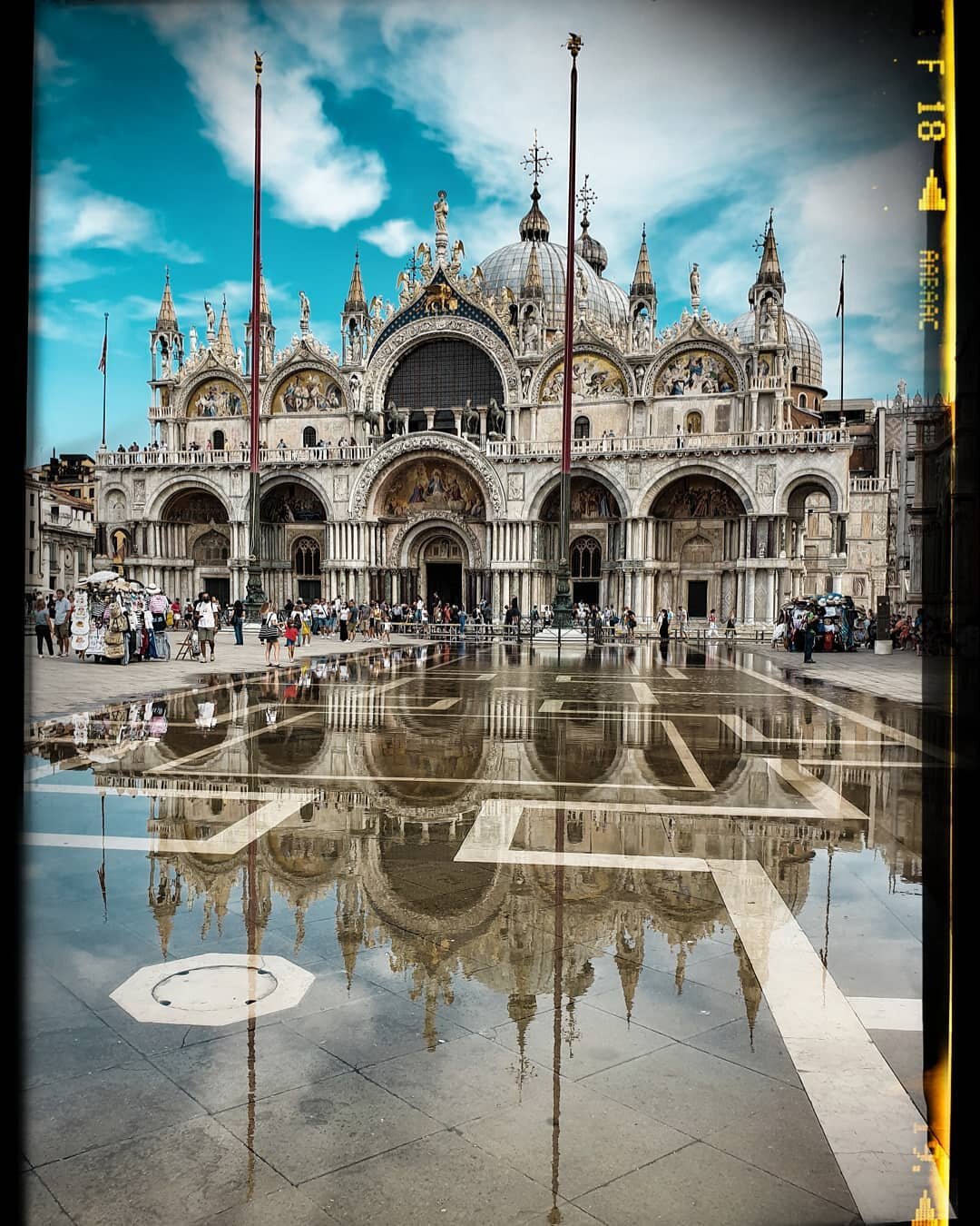 🇬🇧/🇺🇲 Water r&eacute;flexion in Piazza San Marco
.
🇫🇷 R&eacute;flexion dans l'eau de la place Saint Marc.
.
#water #italy #reflexion #city #palace #monument #photography