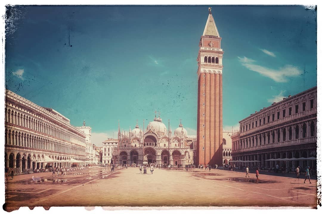 🇬🇧/🇺🇲 The empty city of Venice which stay for me the most beautiful city I ever visited.
.
🇫🇷 Venise vid&eacute;e. Sans aucun doute &agrave; mes yeux  la plus belle ville que j'ai visit&eacute;.
.
#venise #venice #placesanmarco #italy #italie #