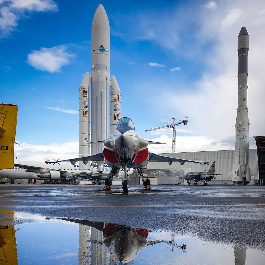 Toute cette semaine, c'est tournage au Mus&eacute;e de l'air et de l'espace du Bourget pour Warner Bros TV et France 2.
.
#avions #fus&eacute;es #espace #esa #arianne #rafale #television #affaireconclue