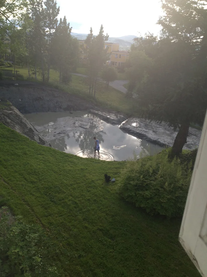  23.juni- basseng på gammel sjøbunn- vi fant et skjell! 