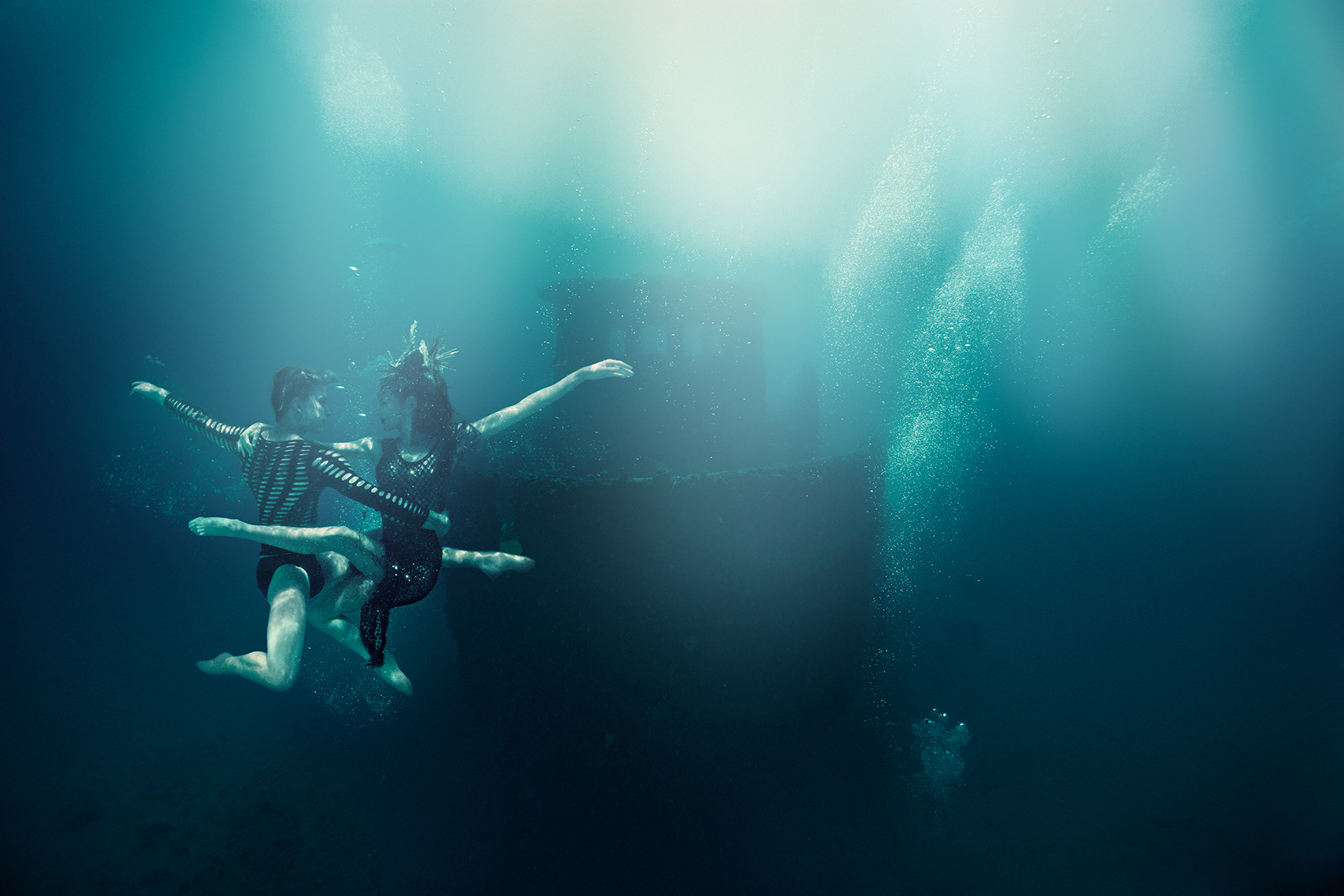 15 про под водой. Под водой. Фотосессия под водой. Предметы под водой. Над водой и под водой.