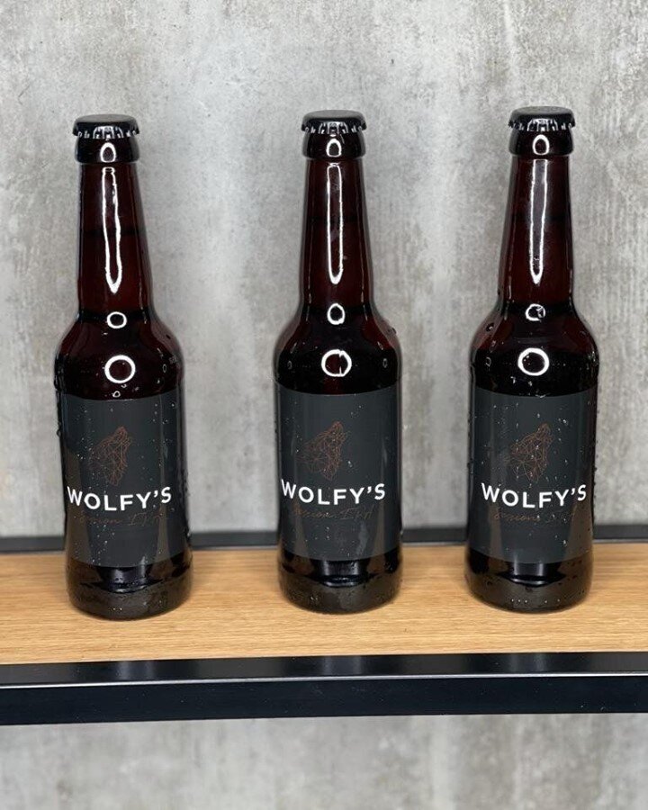 At @wolfysbar they have gone the extra mile and created/crafted their own Wolfy&rsquo;s Session IPA!⁣
*⁣
An accessibly sessionable 4.5% IPA, dry hopped with Comet, Azacca and Chinook hops, on a complex malt base. This distinctive combination of hops 