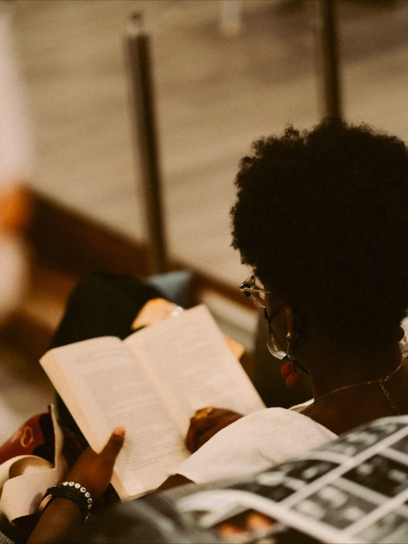 Meet-cute with a Bookworm was a lovely, cozy time &hearts;️📚

If you&rsquo;re looking for connection, especially now - at a time when we need each other, join my Yente network via the link in my bio ✨

📸 by @jeweltonesphoto