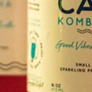 La kombucha aporta propiedades probi&oacute;ticas 
Tiene antioxidantes 
Alivia la digesti&oacute;n 
Beneficioso para la salud digestiva 
Desintoxica el h&iacute;gado y la sangre 
Mejora el sistema inmunol&oacute;gico gracias a su contenido de vitamin