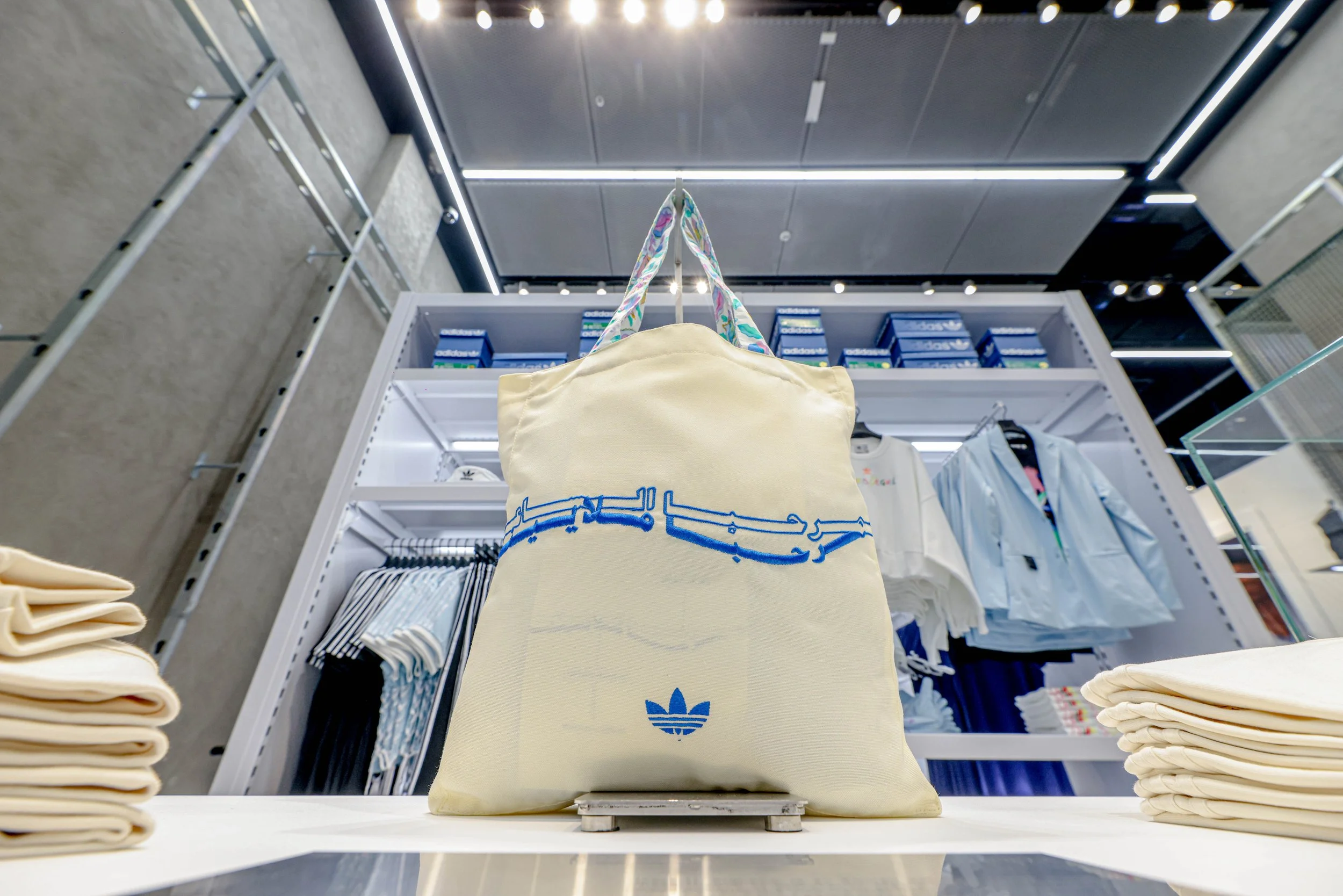 Adidas Outlet Negozio Adidas Milano Duomo Sneaker Store Yeezy