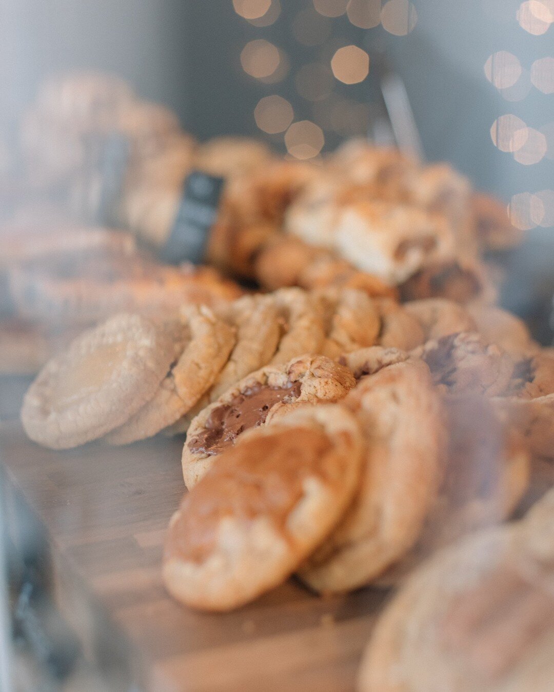 Hey 𝓬𝓸𝓸𝓴𝓲𝓮 𝓶𝓸𝓷𝓼𝓽𝓮𝓻𝓼 🍪
Which is your favourite flavour on our counter? 💭
#CookieMonsters #NorthamptonCafe #SweetTooth #CookieRecipe