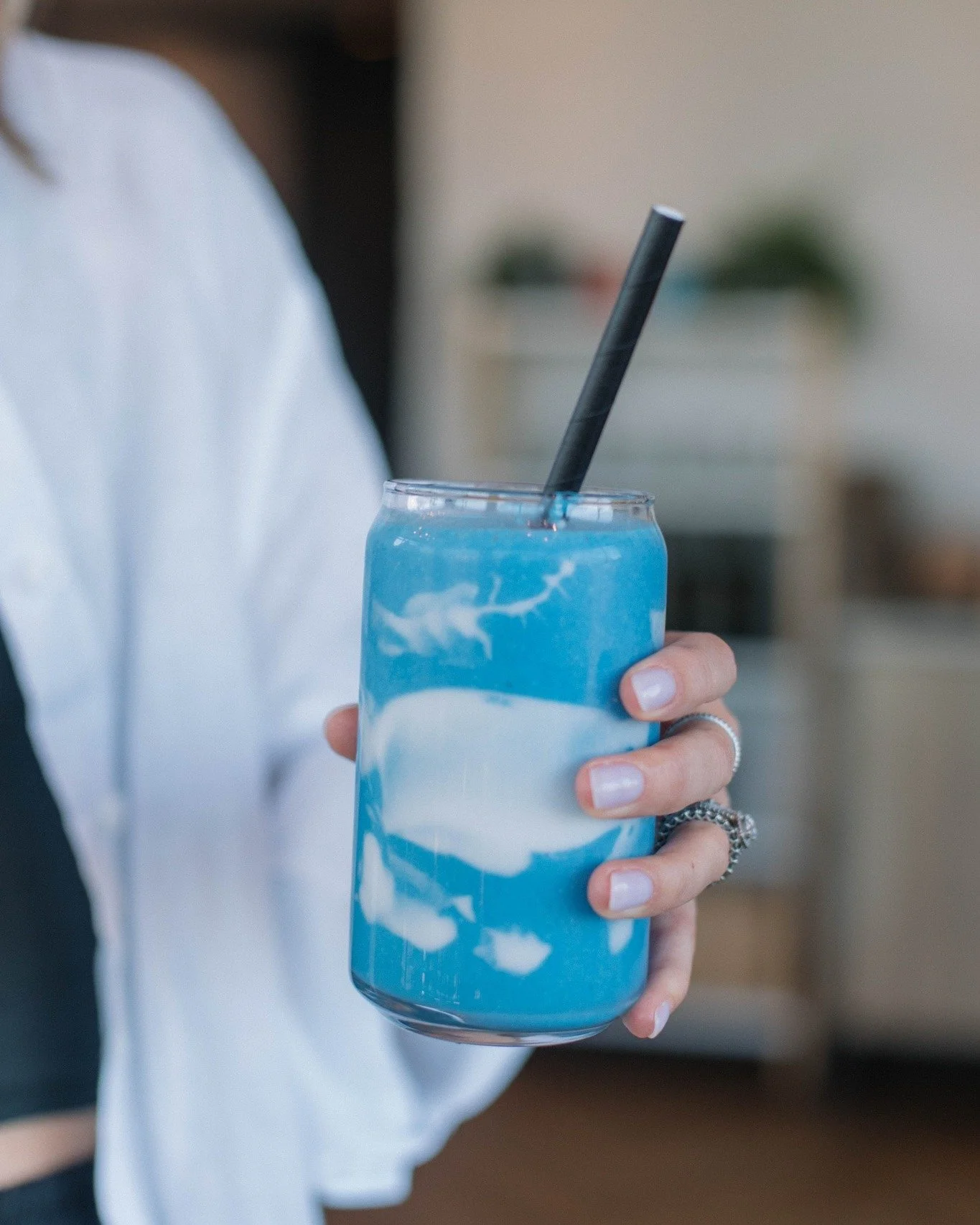 Grab your daily dose of tropical blues 💙

Vibrant and tropical, this smoothie blends pineapple, banana, blue spirulina, coconut yoghurt, and coconut milk.

Cool, creamy, and naturally plant-powered, the kind of smoothie that tastes just as good as i