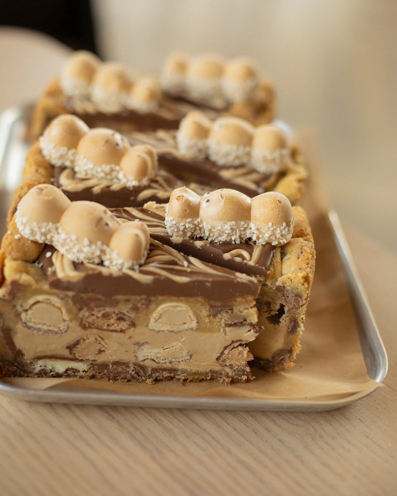 On the counter today: our Kinder Bueno Cookie Pie 💫

Layers upon layers of sweetness! Ready to enjoy yourself, or share as the perfect treat for someone else.

#WhileStocksLast #BakedInHouse #CookiePie