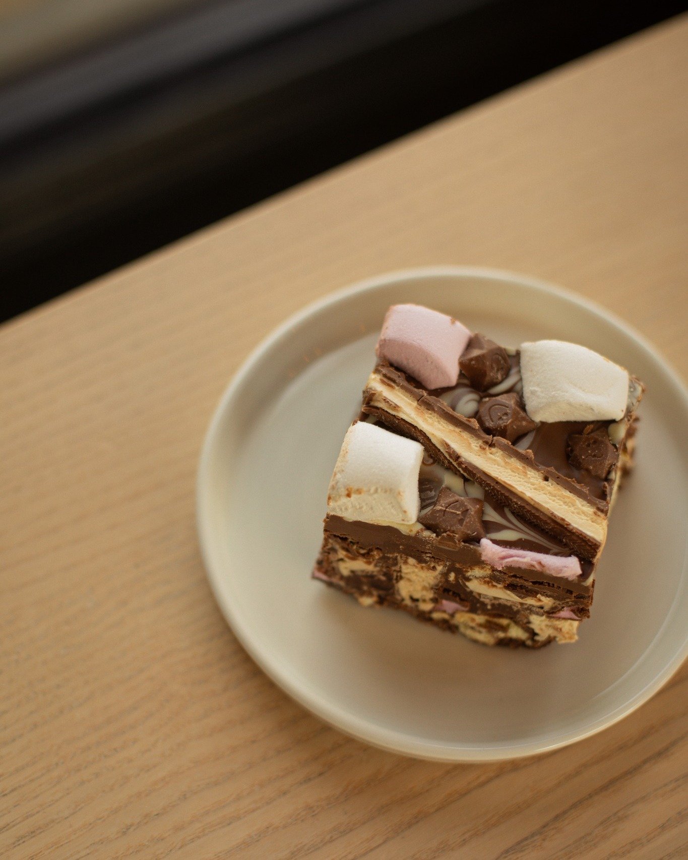 Today&rsquo;s counter: featuring Milky Way Rocky Road 🍫✨

We&rsquo;re open 09:00&ndash;15:00, for your Sunday treats! 

FYI: we&rsquo;re open 09:00&ndash;15:00 this Bank Holiday Monday ⏰

#SundayLooksSweet #OnTheCounter #TheWorkhouse