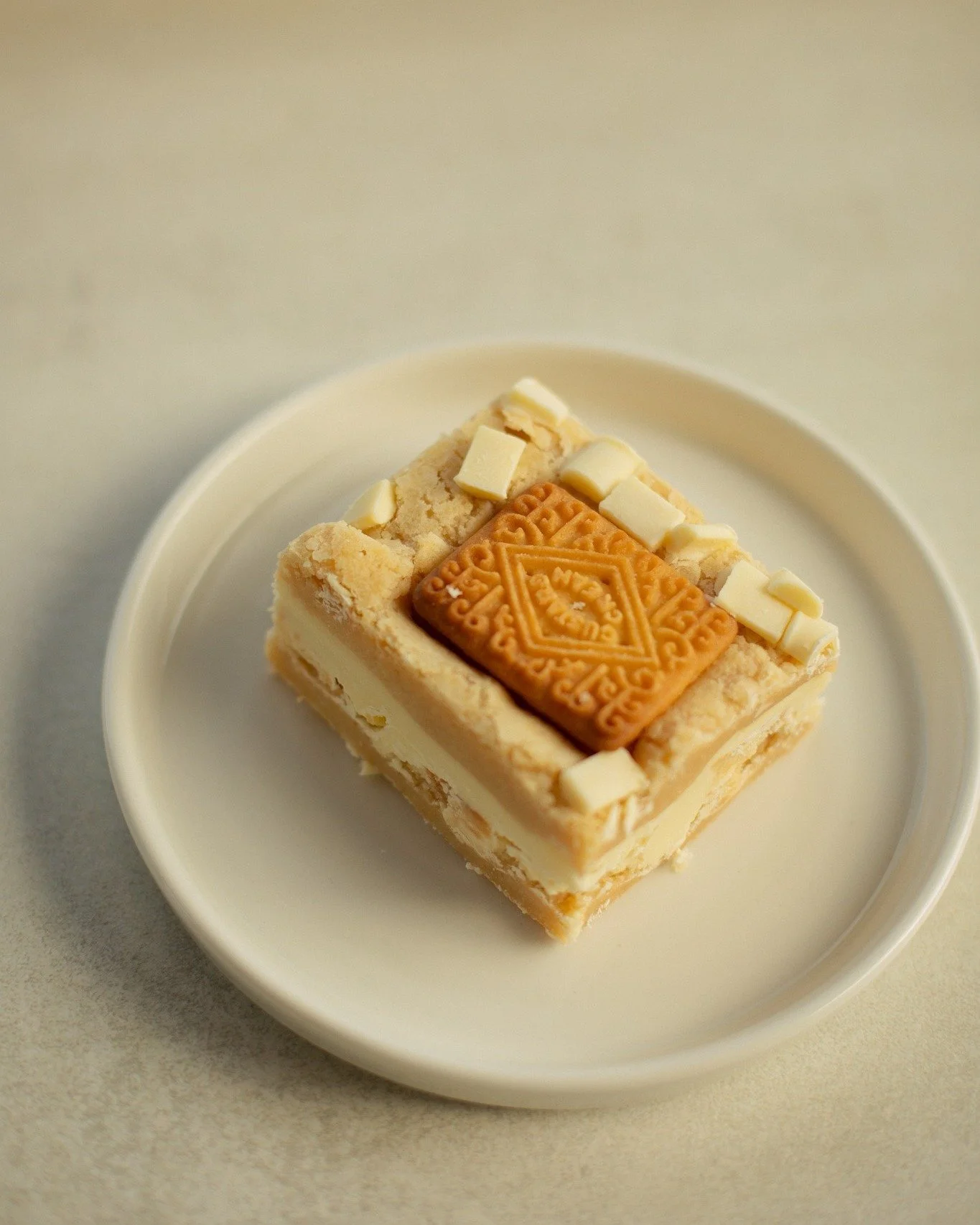 One thing about this custard cream blondie&hellip; it never stays on the counter long 👀✨

#BlondieBake #CustardCreamBlondie #SweetTreats #CounterBakes
