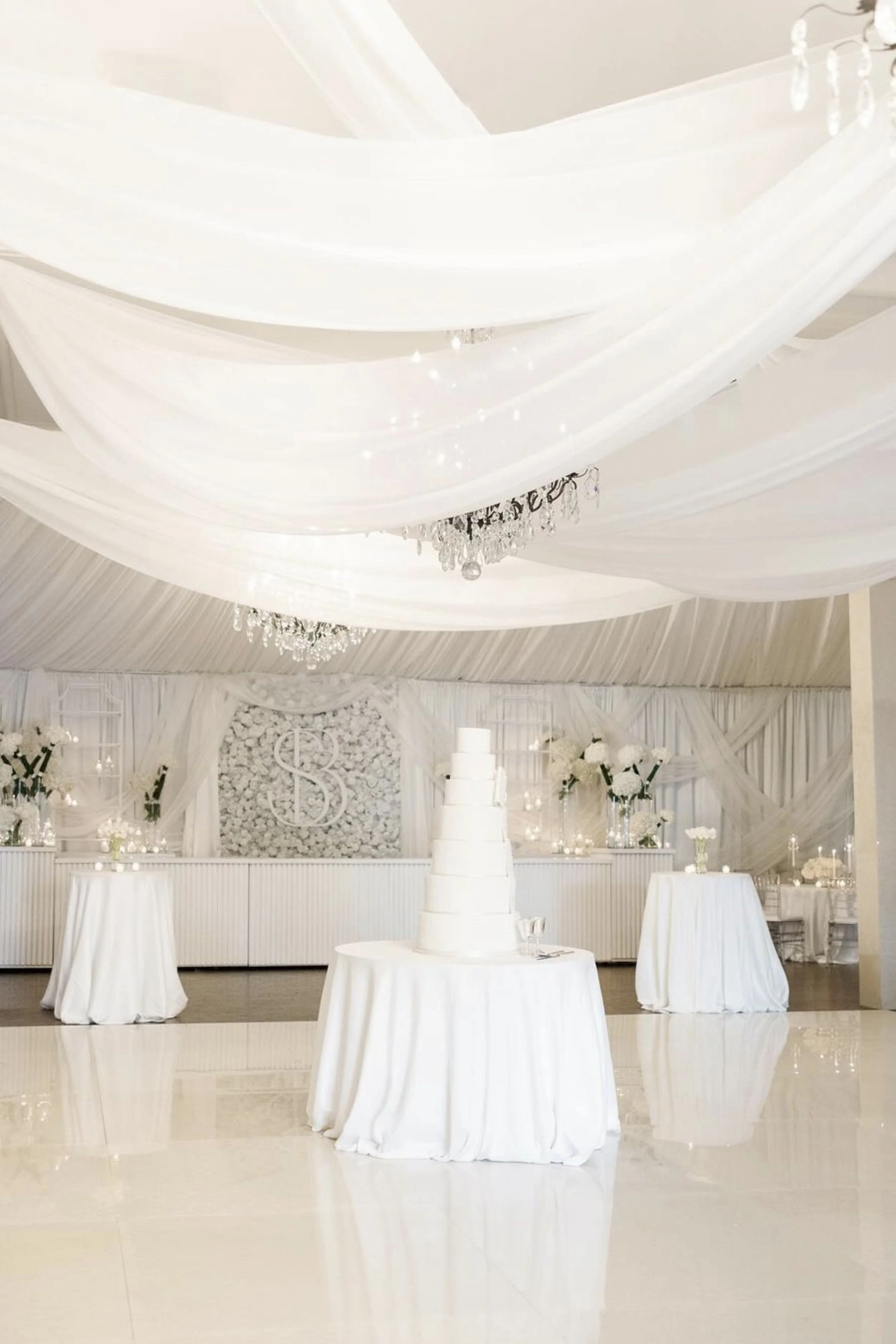ENCHANTING ELEGANCE: A WHITE WEDDING EXTRAVAGANZA 