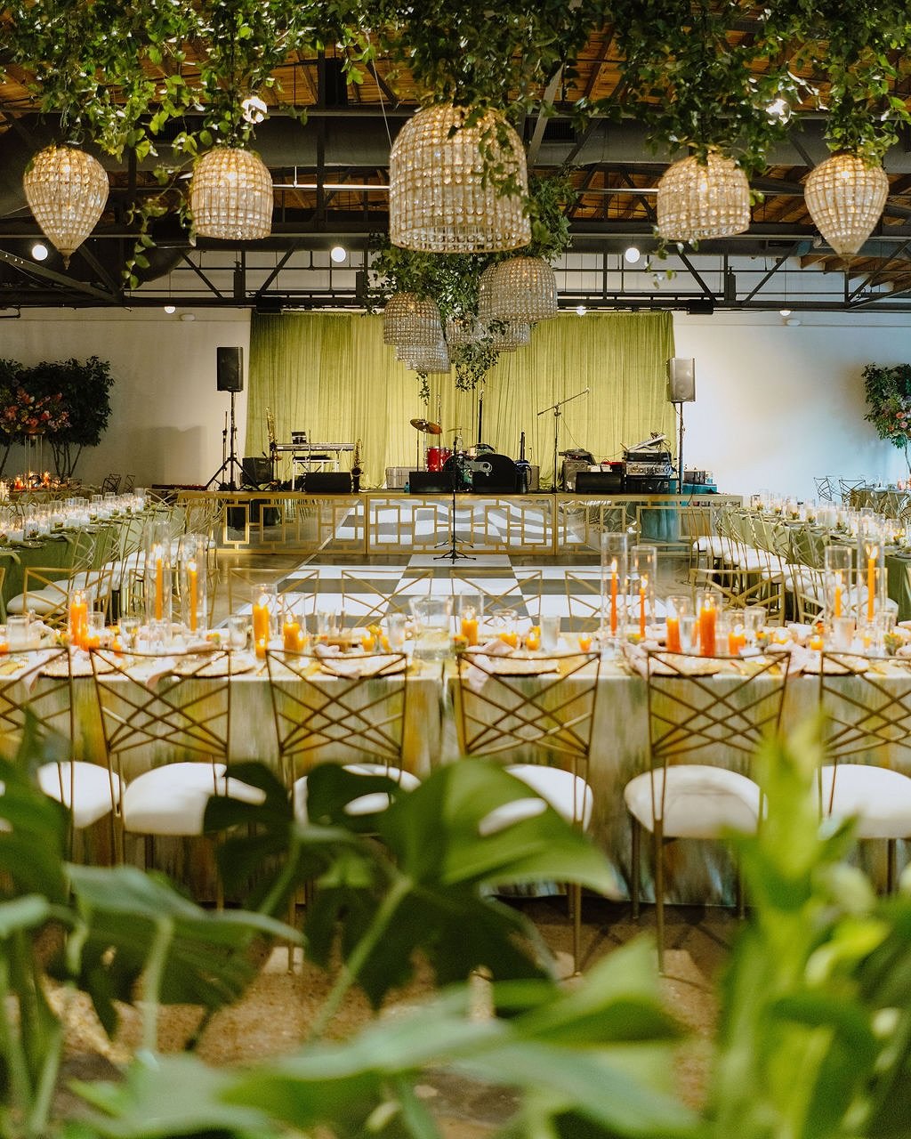 Avocado&rsquo;s not just for toast&hellip; it&rsquo;s the color of the season🥑
Featuring our Velvet Avocado Drape
📸: @karawarrenphoto 
.
.
.
.
.
#whitedoorevents #eventdesign #weddingdecor #weddingrentals #weddingideas #custombuilds #eventinspo #we