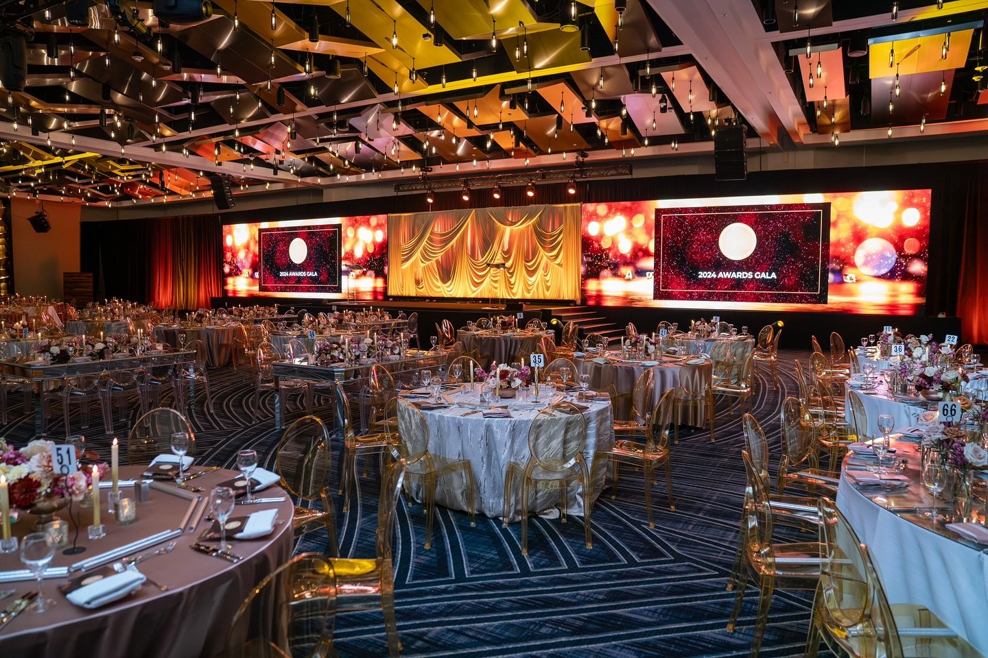 A night of drama and distinction✨ Dramatic drape, sweeping Serpentine tables, and a hidden speakeasy set the tone for an unforgettable gala. 
.
.
.
.
.
#whitedoorevents #eventdesign #weddingdecor #weddingrentals #weddingideas #custombuilds #eventinsp