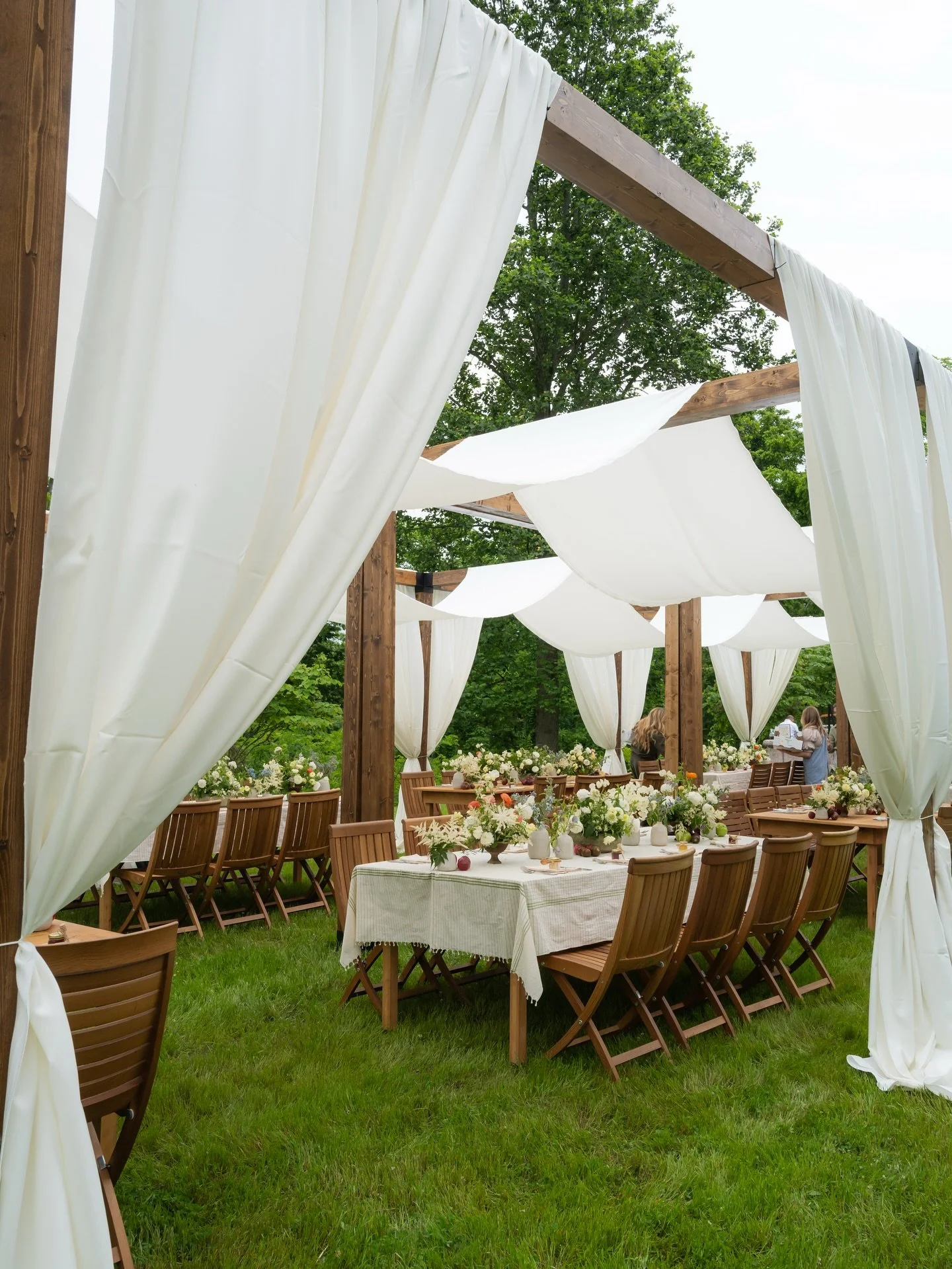 Dreamy summer nights 

Vendor Team:
Planner &amp; Designer: @elizabethjoyy
Photography: @jessica_amerson
Florals: @chelseacarterevents
Venue: @southhalltn
.
.
.
.
.
#whitedoorevents #eventrentals #customevents #custombuilds #eventinspo #photoopp #202
