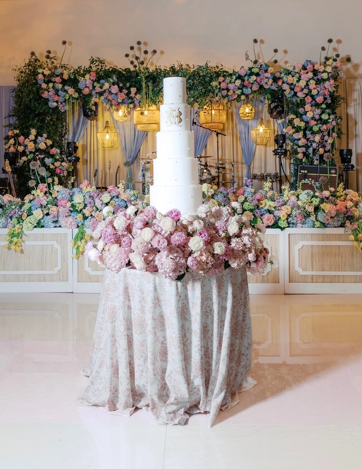 This takes the cake 

Vendor Team:
Planner &amp; Designer: @kolby.amandareedweddings 
Photography: @shalaebyrdphotography 
Florals: @samanthas_garden 
Cake: @shelbylynnscake 
Dance Floor: @centerstage_floors 
Venue: @hardscrabblecountryclub 
.
.
.
.
