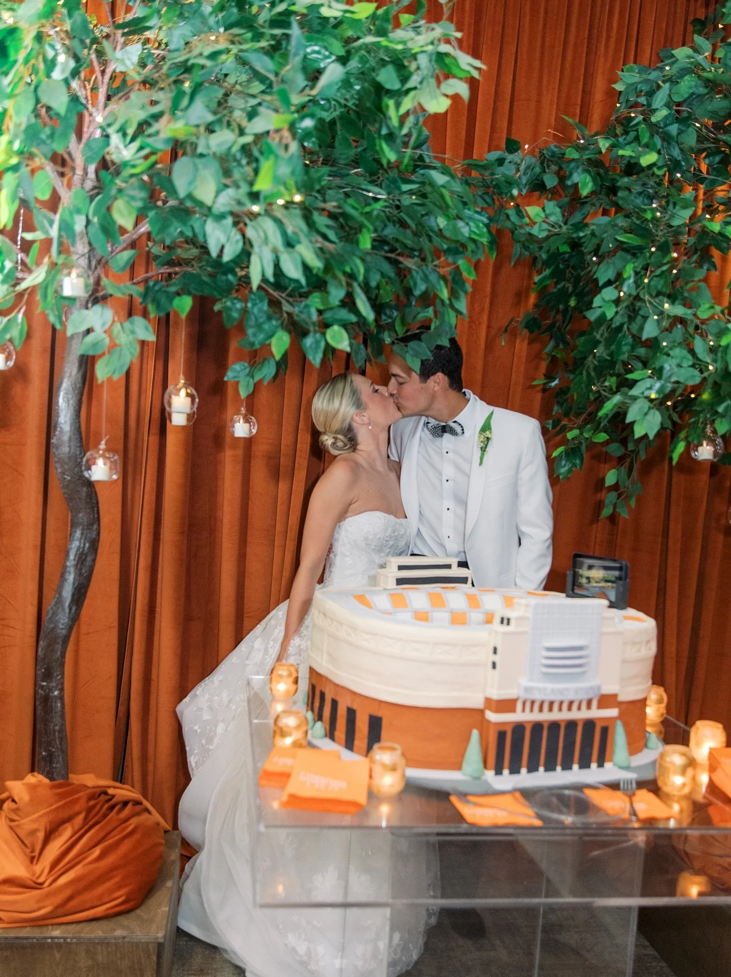 Football season is so back&hellip; and so is wedding season! 

Vendor Team:
Planner &amp; Designer: @monadunlapevents 
Photography: @taylorsquare_weddings 
Florals: @deedrastonedesigns 
Cake: @cakesbymomandmellc 
.
.
.
.
.
#whitedoorevents #eventrent