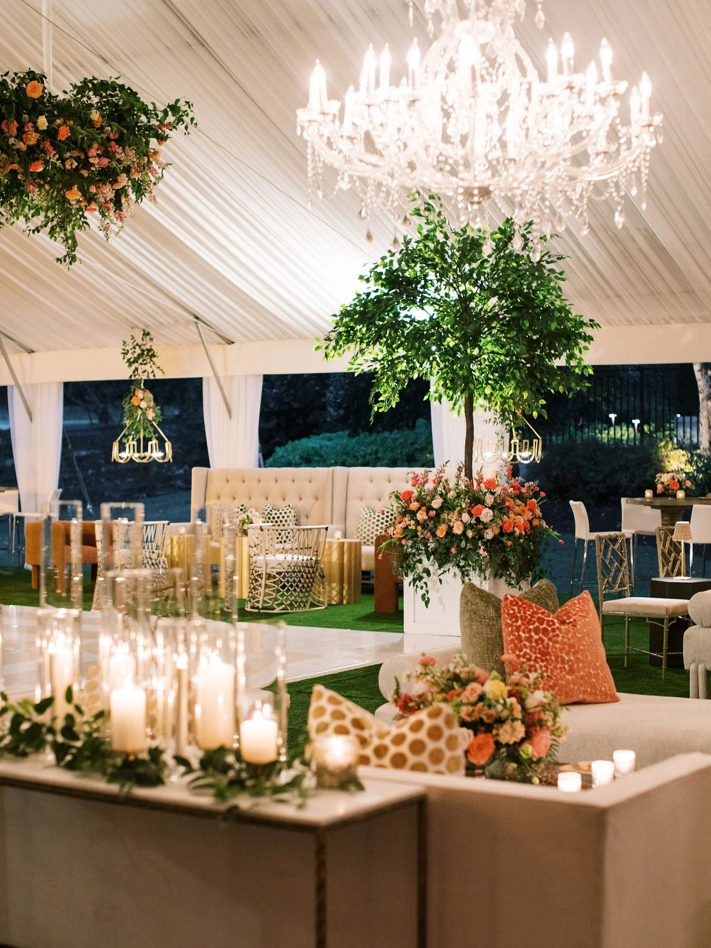 have a seat like this✨

Vendor Team:
Planner &amp; Designer @monadunlapevents 
Photography: @taylorsquare_weddings 
Florals @deedrastonedesigns
.
.
.
.
.
#whitedoorevents #eventrentals #customevents #custombuilds #eventinspo #photoopp #2025events #20