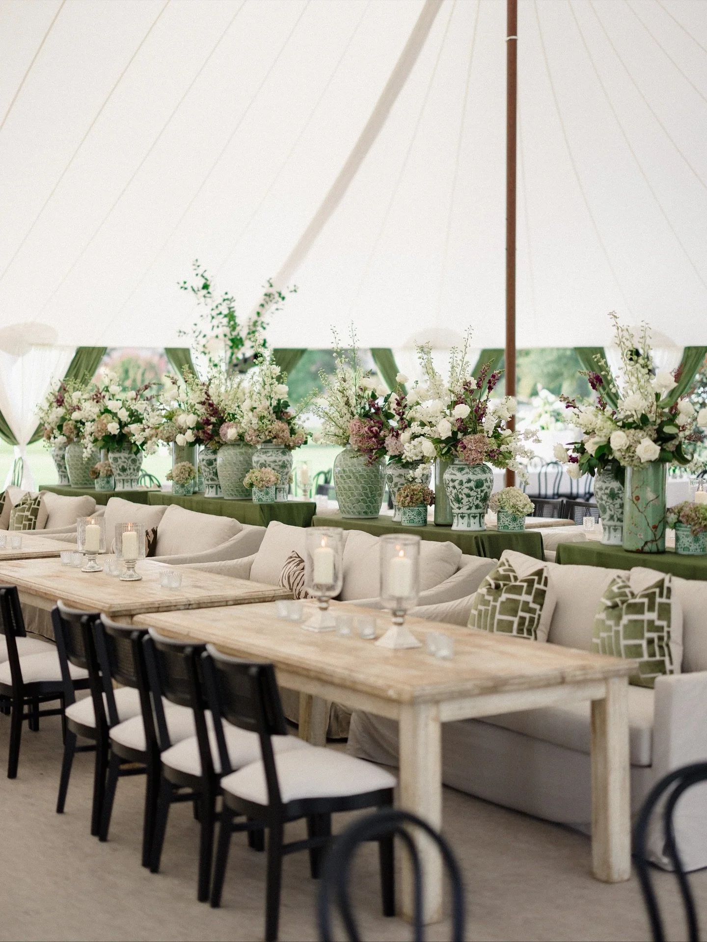 Where every detail tells a story 

planning @jessikamccuinweddings 
photography @cameronandelizabeth 
florals @tanarahluxefloral 
.
.
.
.
.
#whitedoorevents #eventrentals #customevents #custombuilds #eventinspo #photoopp #2025events #2026events #luxu