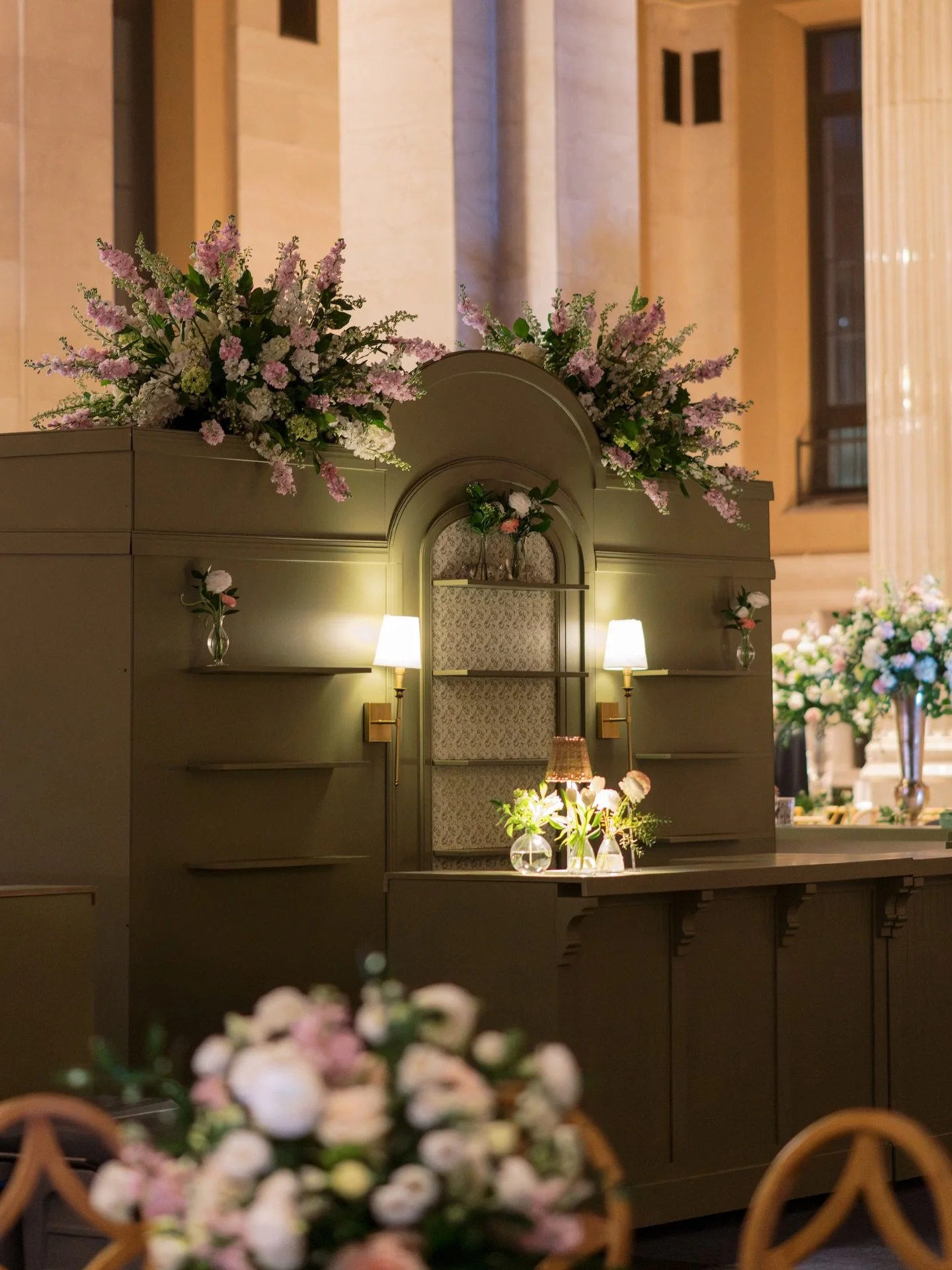 Meet me at the bar🥂

planning @shindigsbysheril 
photo @taylorsquare_weddings 
florals @johnmarkenterprises 

#whitedoor #whitedoorevents #weddingreception #custombuilds #eventdesign