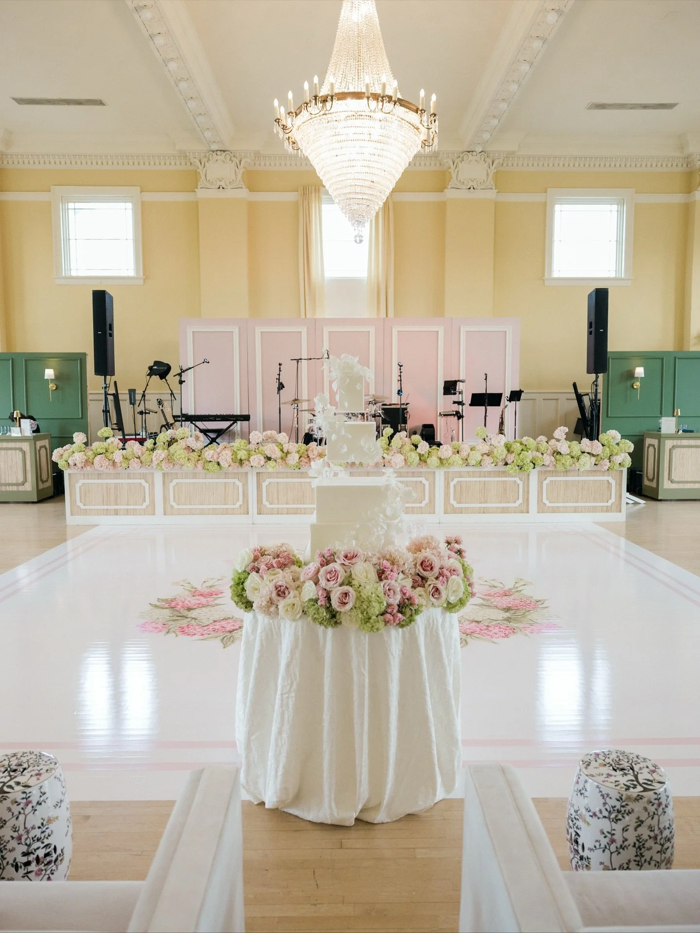 Pink and green perfection🌸💚

planning @carolineraeweddings 
photography @lelaandlyla 
florals @silksabloom 
venue @juniorleaguelr 
dance floor @thedancefloorman 
cake @michellelindamayer 
.
.
.
.
.
#whitedoorevents #eventrentals #customevents #cust