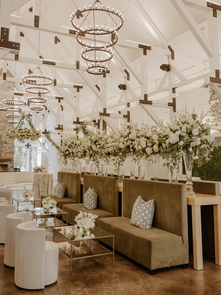 A lounge experience made for lingering🍃

Planner: @ashleylang.events 
Photography: @brynnvbphotography 
Florist: @kennedynoelflorals 
Venue: @robinshawvenue 
.
.
.
.
.
#whitedoorevents #whitedoormemphis #eventdecor #events #event