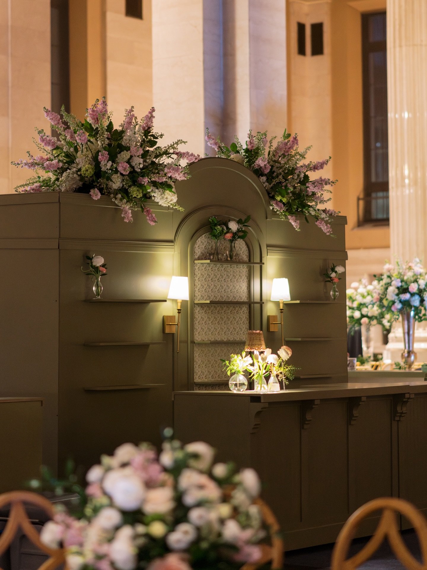 Meet me at the bar🥂

planning @shindigsbysheril 
photo @taylorsquare_weddings 
florals @johnmarkenterprises 

#whitedoor #whitedoorevents #weddingreception #custombuilds #eventdesign