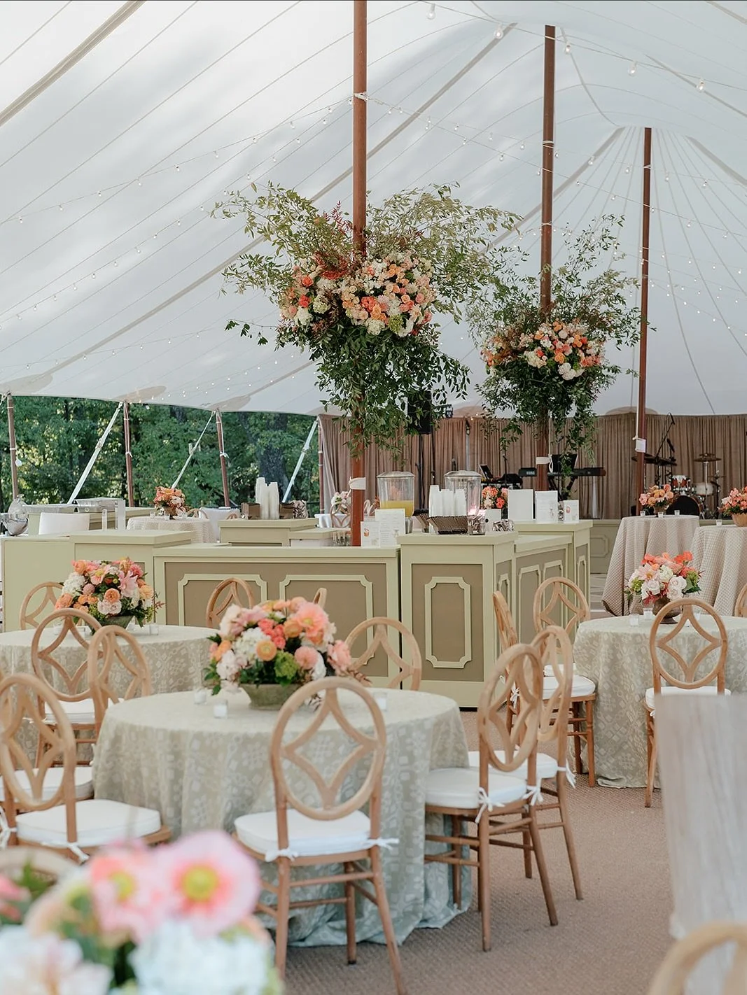 Bringing the beauty of nature to your event🍃

planning @audreyhurst 
photography @rachel.jpeg_ 
florals @gardendistrict_memphis 
cake @the_flour_garden 
.
.
.
.
.
#whitedoorevents #eventrentals #customevents #custombuilds #eventinspo #photoopp #2025