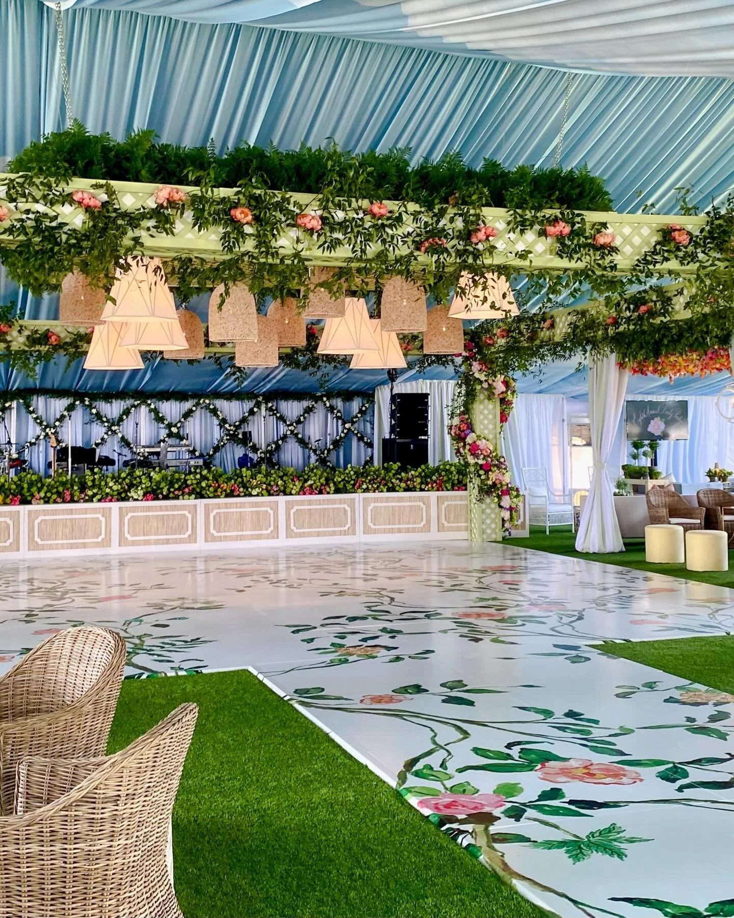 When it comes to dance floors, we sure know how to boogie 🕺

Ready to scale up your next event? Reach out to the WD team 

photo: @taylorsquare_weddings 
planner: @monadunlapevents 
florals: @gardendistrict_memphis 

#WhiteDoor #WhiteDoorEvents #Eve