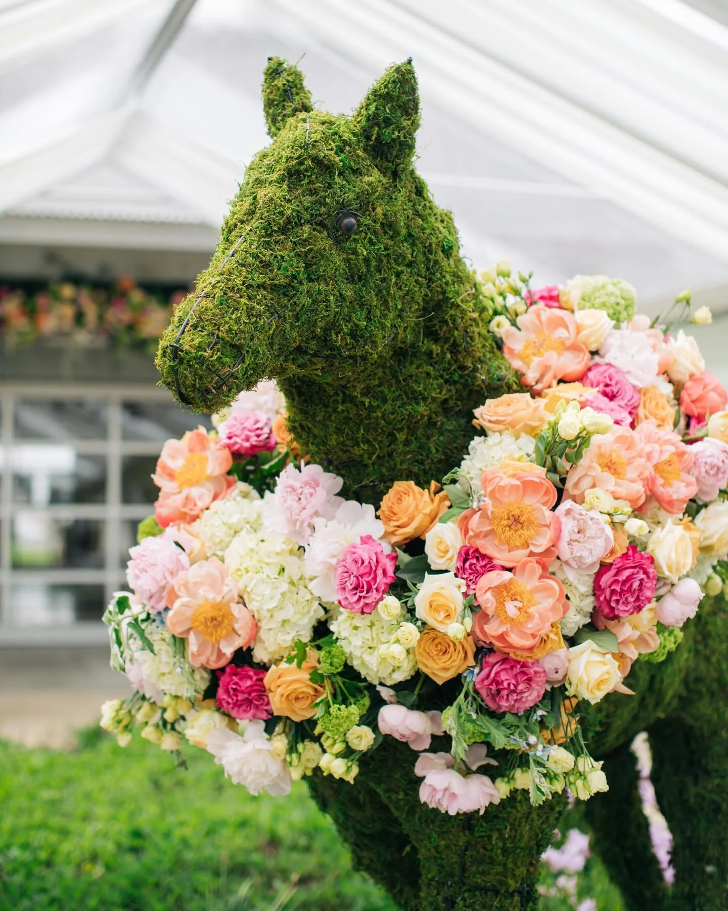 If you spot the moss horse, just know you&rsquo;re at a WD event 🐎 

Check out all of our rental items on our website (link in bio) 

photo: @taylorsquare_weddings 
planner: @monadunlapevents 
florals: @gardendistrict_memphis 

#WhiteDoor #WhiteDoor