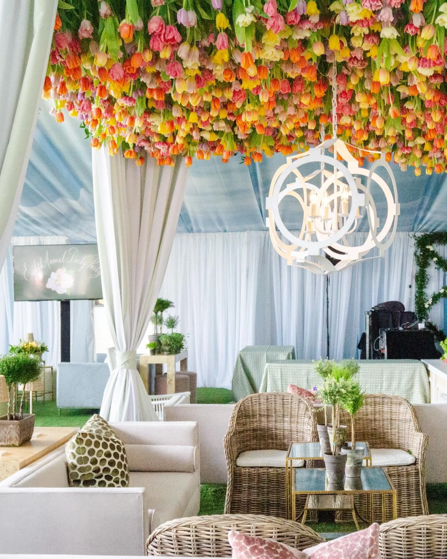 We are less than one month away from TN Steeplechase and the KY Derby! 🐎 

TB to this 2023 Derby Party in Wilson, AR 

photo: @taylorsquare_weddings 
planner: @monadunlapevents 
florals: @gardendistrict_memphis 

#WhiteDoor #WhiteDoorEvents #Events 