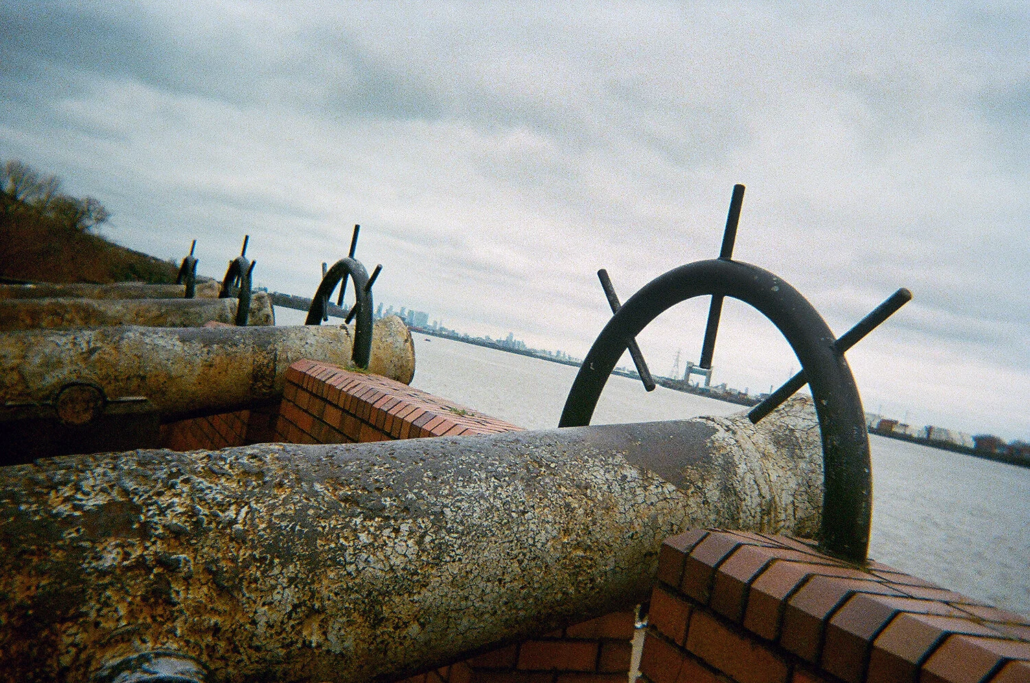  The cannon in this photo conveys a historical moment in time and is very dirty, highlighting that it has been through many years and possibly some war   - Abdulraouf (14) 