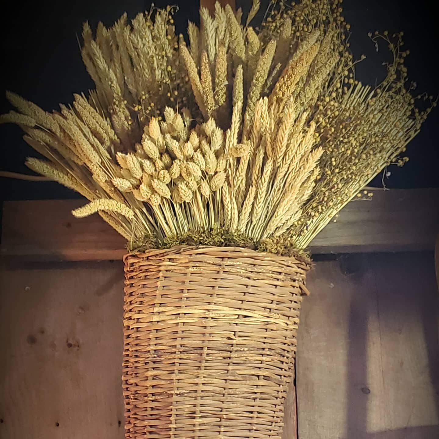 I love working with dried flowers and grains. I love to natural beauty of dried.  #driedflowersmakemehappy, #driedflowers, #driedgrains, #onthefarm