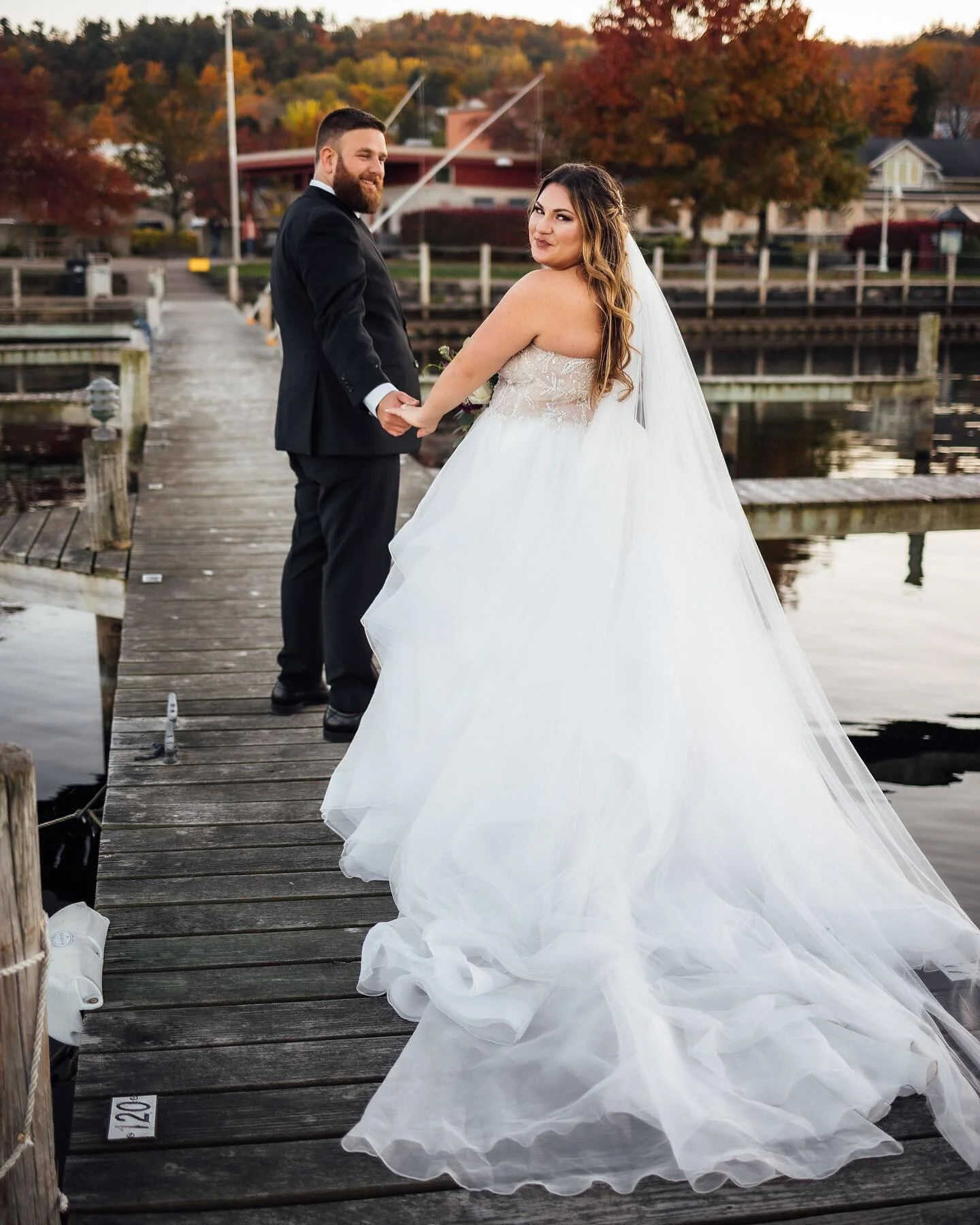 Cheers to Jessica and Cody! 🥂An amazing couple, and an absolutely beautiful wedding! 

#senecalake #fingerlakeswedding #flxweddingphotographer #rochesterwedding #flxny