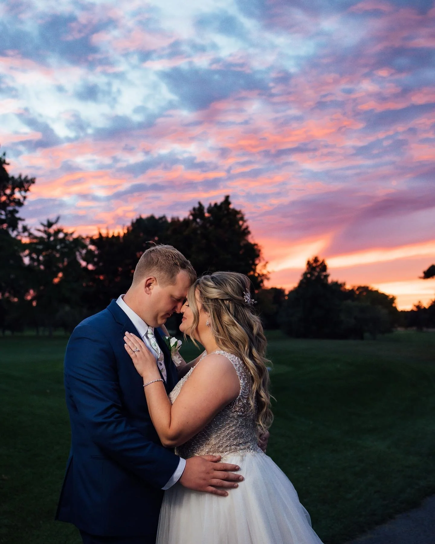 The sunset at April and Jordan&rsquo;s wedding deserves an appreciation post of its own 🌅 

#rochesterny #rochesterwedding #rocny #upstatenywedding #fingerlakeswedding