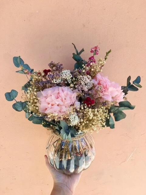Cómo cuidar de tus centros y ramos de flores preservadas