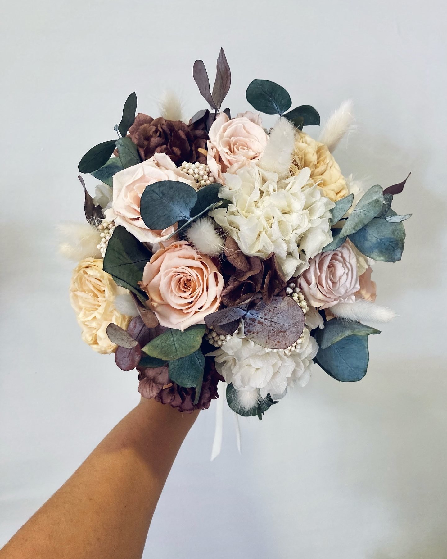 Ramos de novia de flores preservadas en tonos neutros