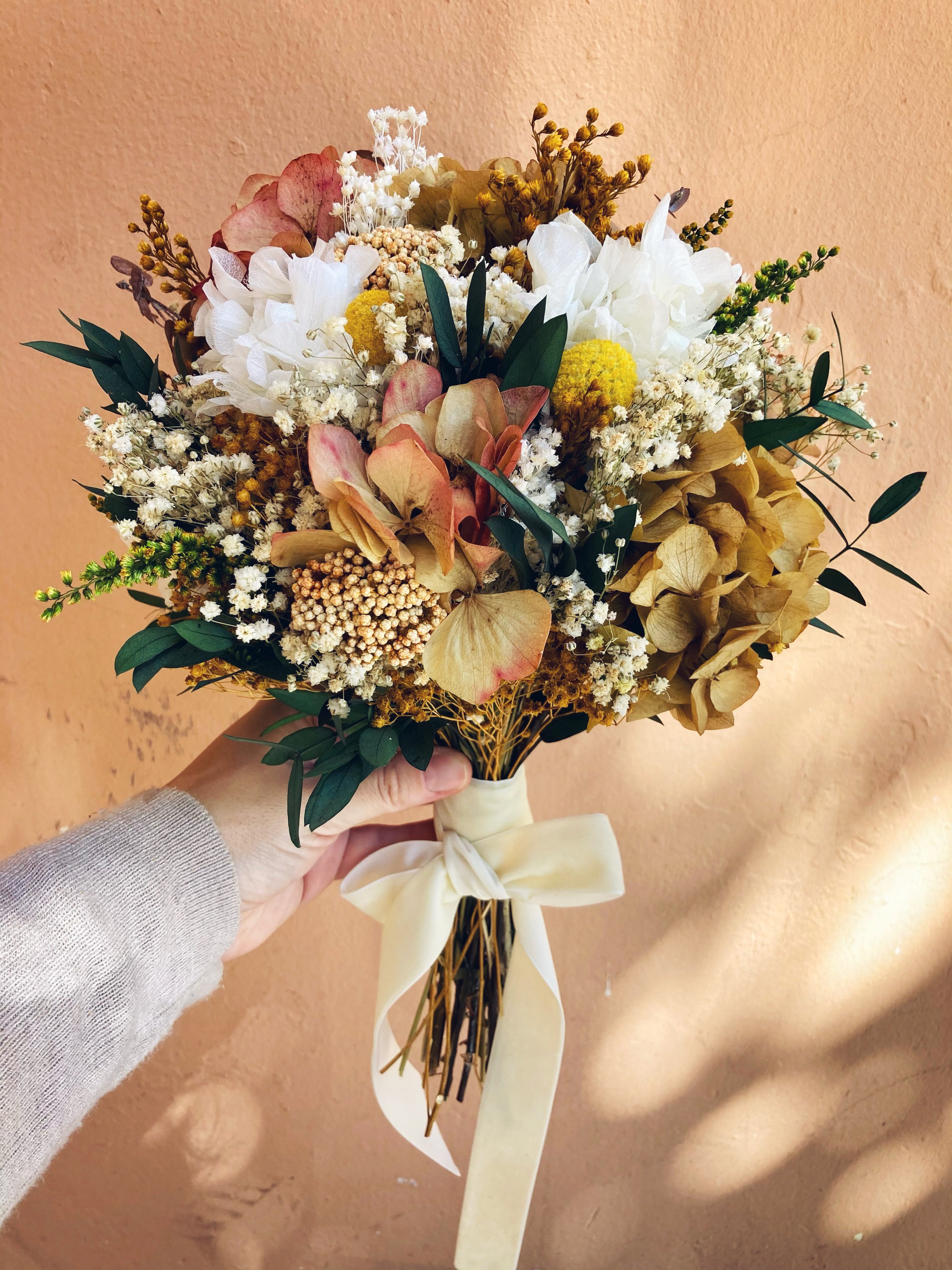 Ramo de novia de flores preservadas con tonos amarillos
