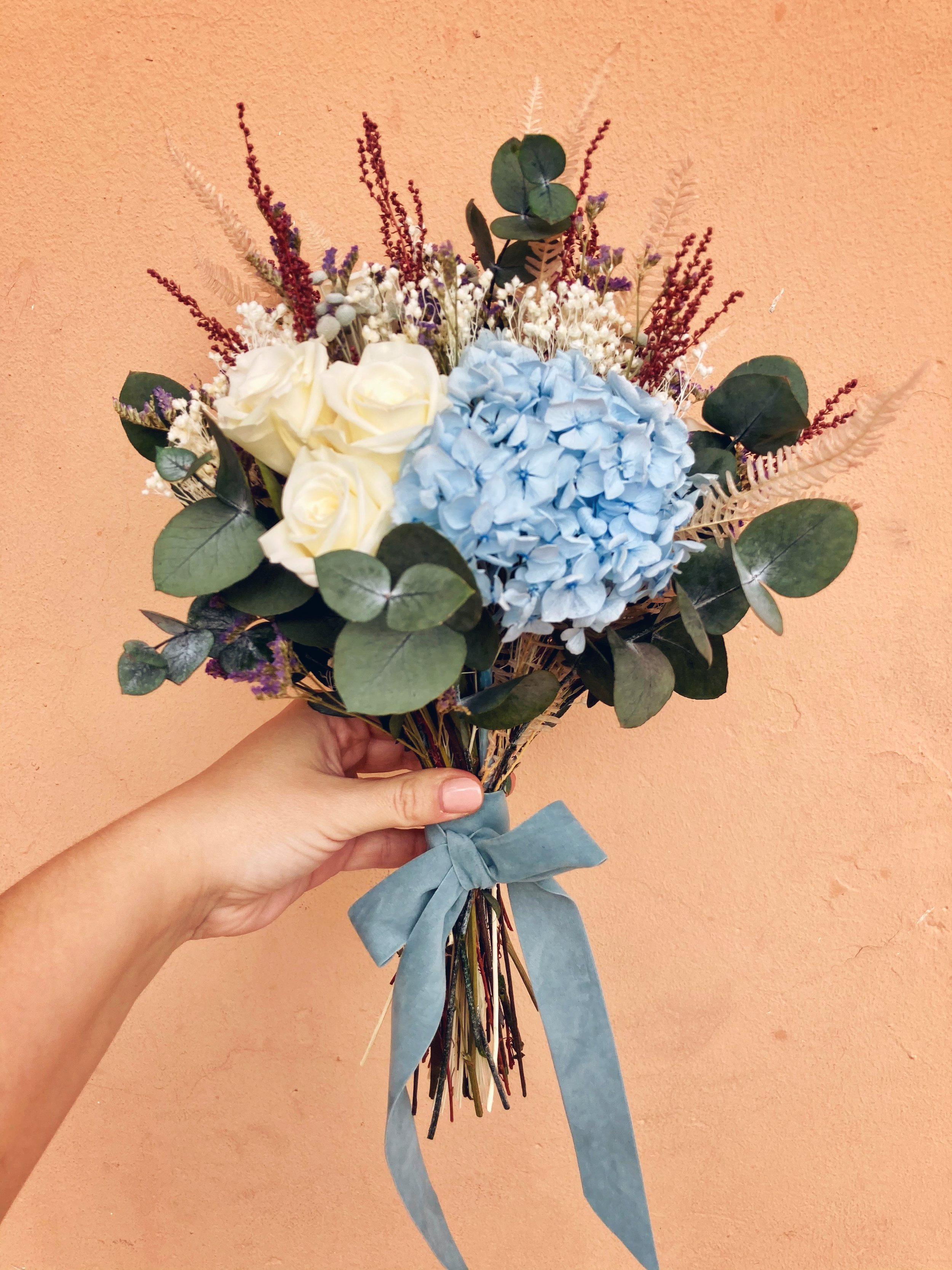 Ramo de novia de flores preservadas con hortensia azul celeste