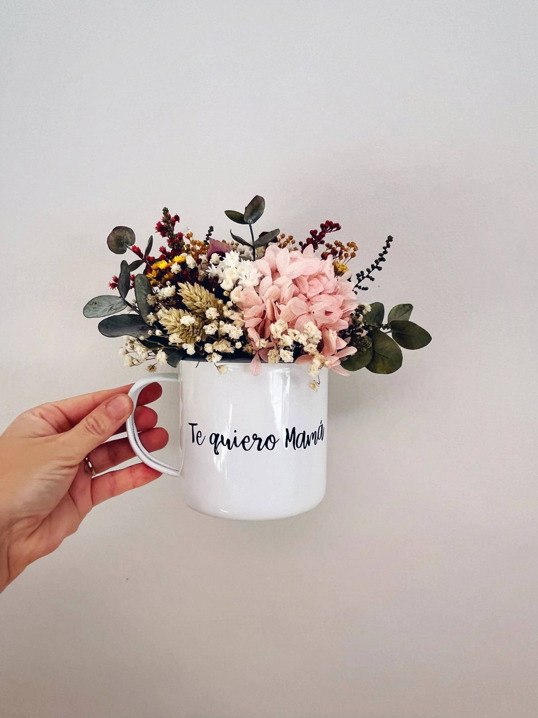 Taza con flores preservadas