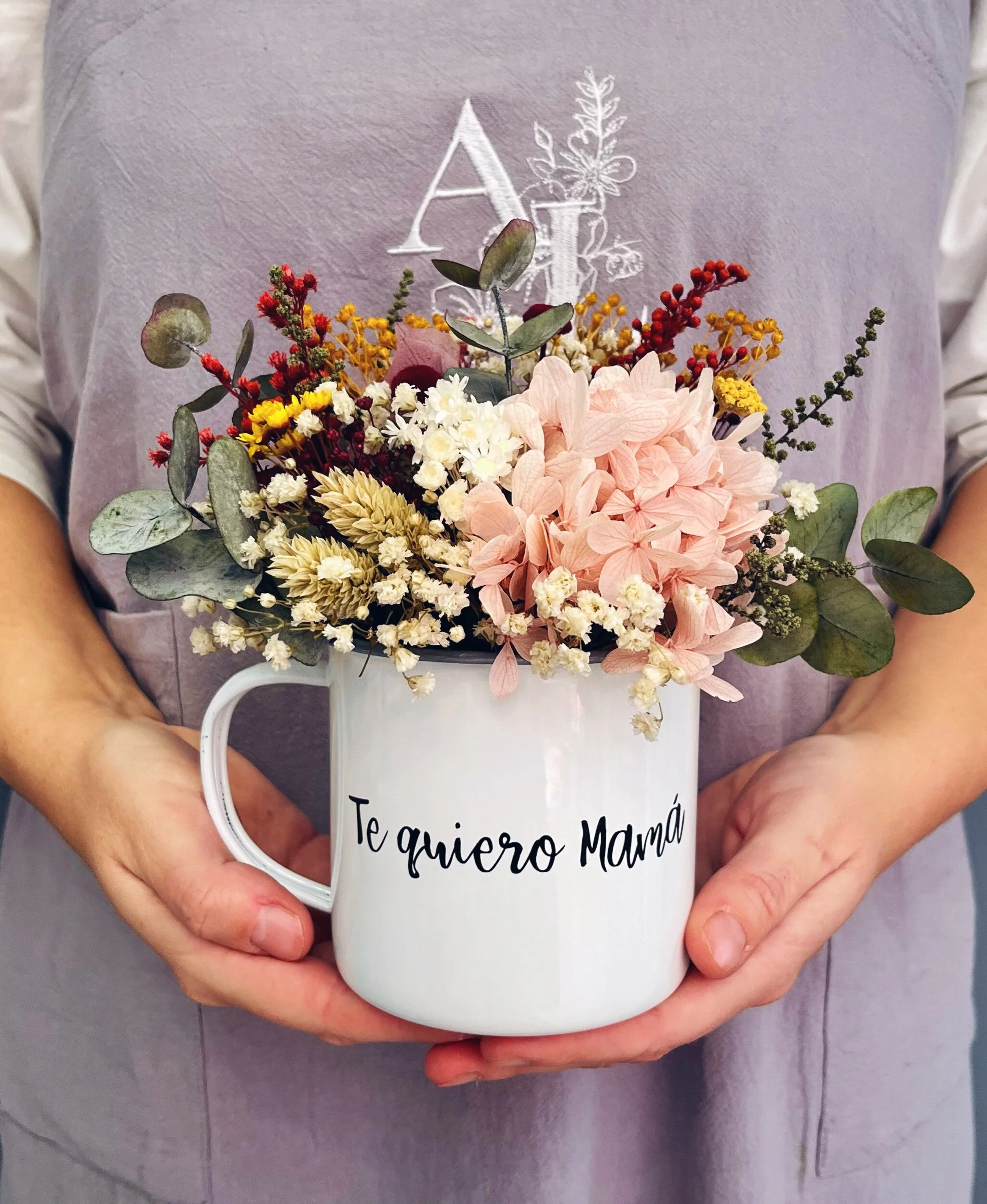 Taza con flores preservadas
