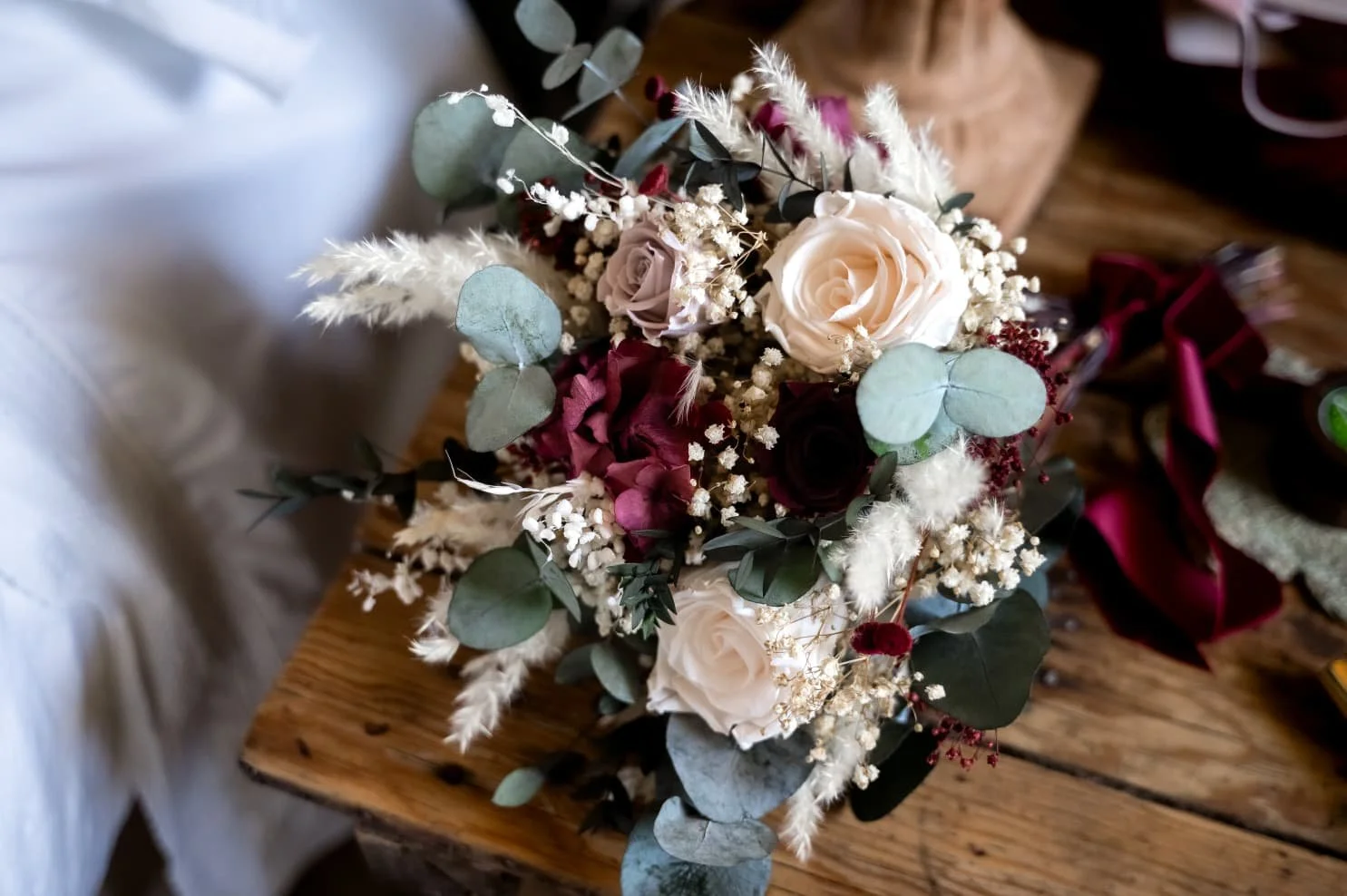 ramo de novia de flores preservadas en tonos Burgundy