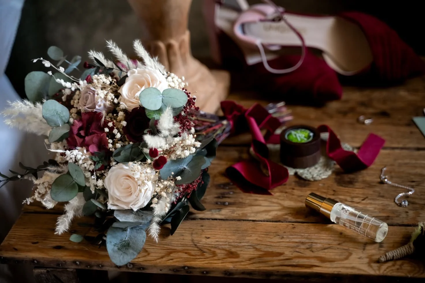 ramo de novia de flores preservadas en tonos Burgundy