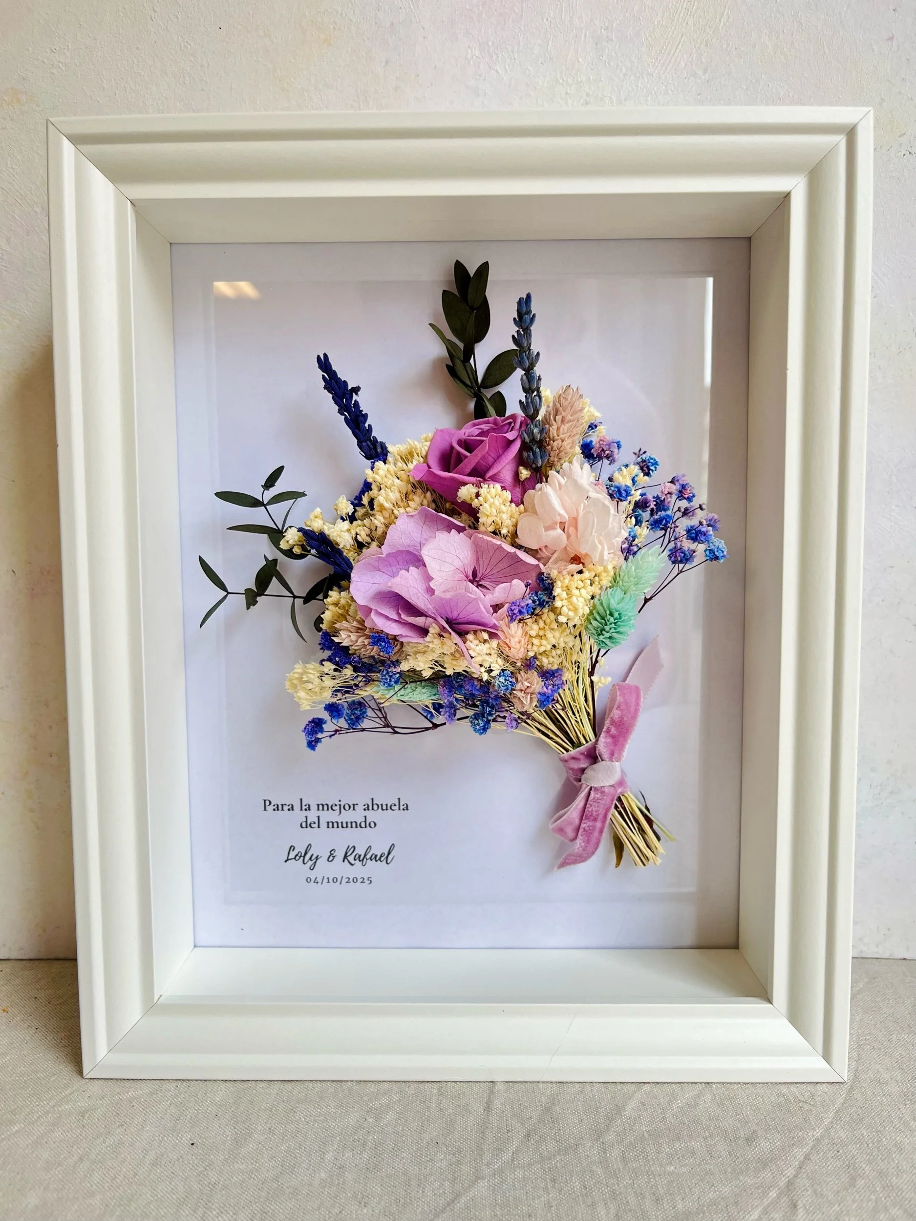 marco con mini ramo de flores preservadas para regalar