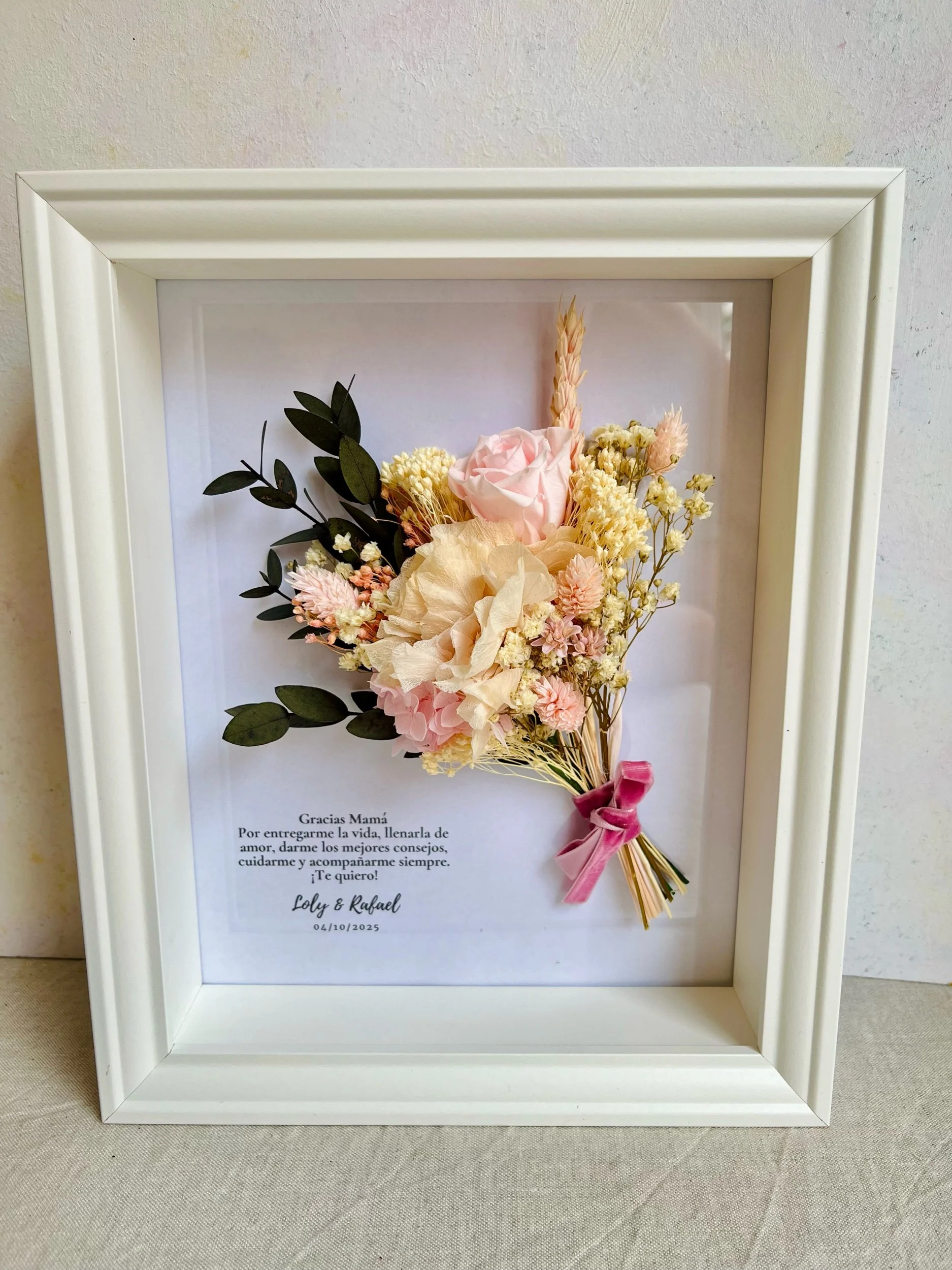 marco con mini ramo de flores preservadas para regalar