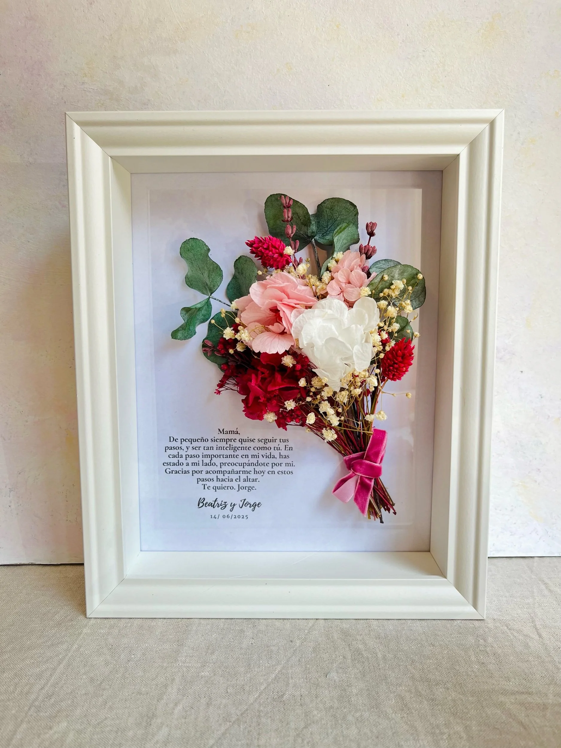 marco con mini ramo de flores preservadas para regalar