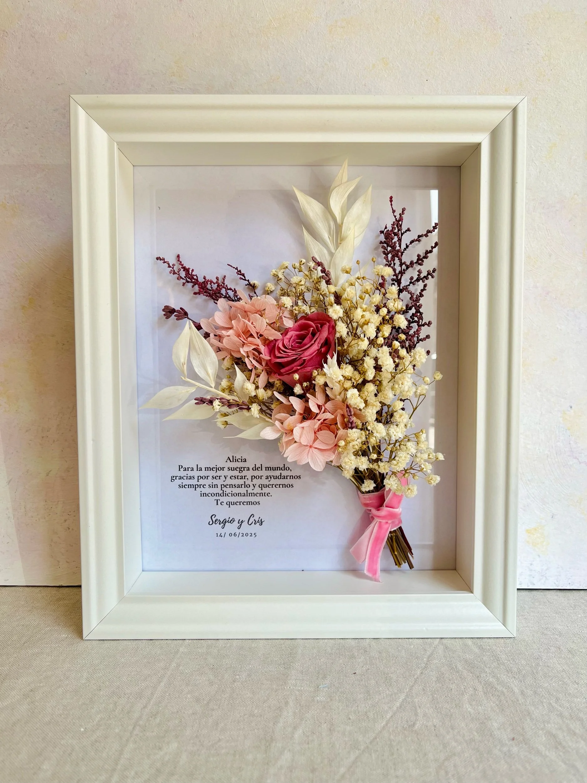 marco con mini ramo de flores preservadas para regalar