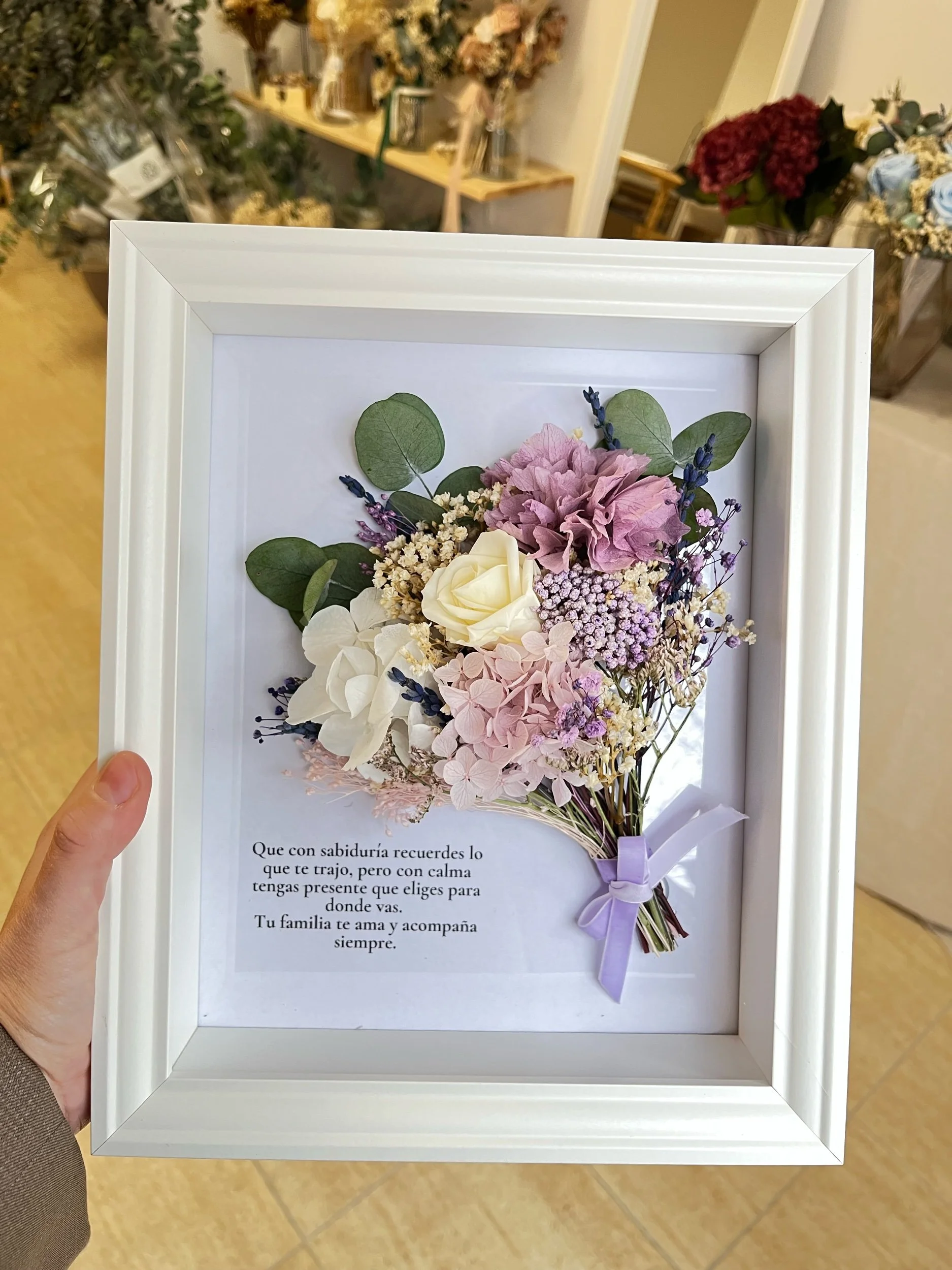 marco con mini ramo de flores preservadas para regalar