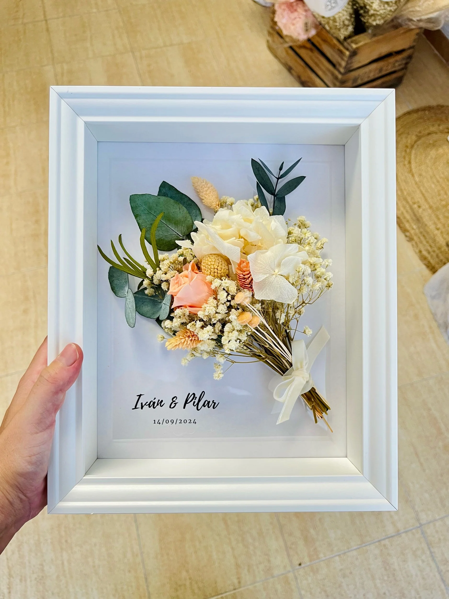 marco con mini ramo de flores preservadas para regalar