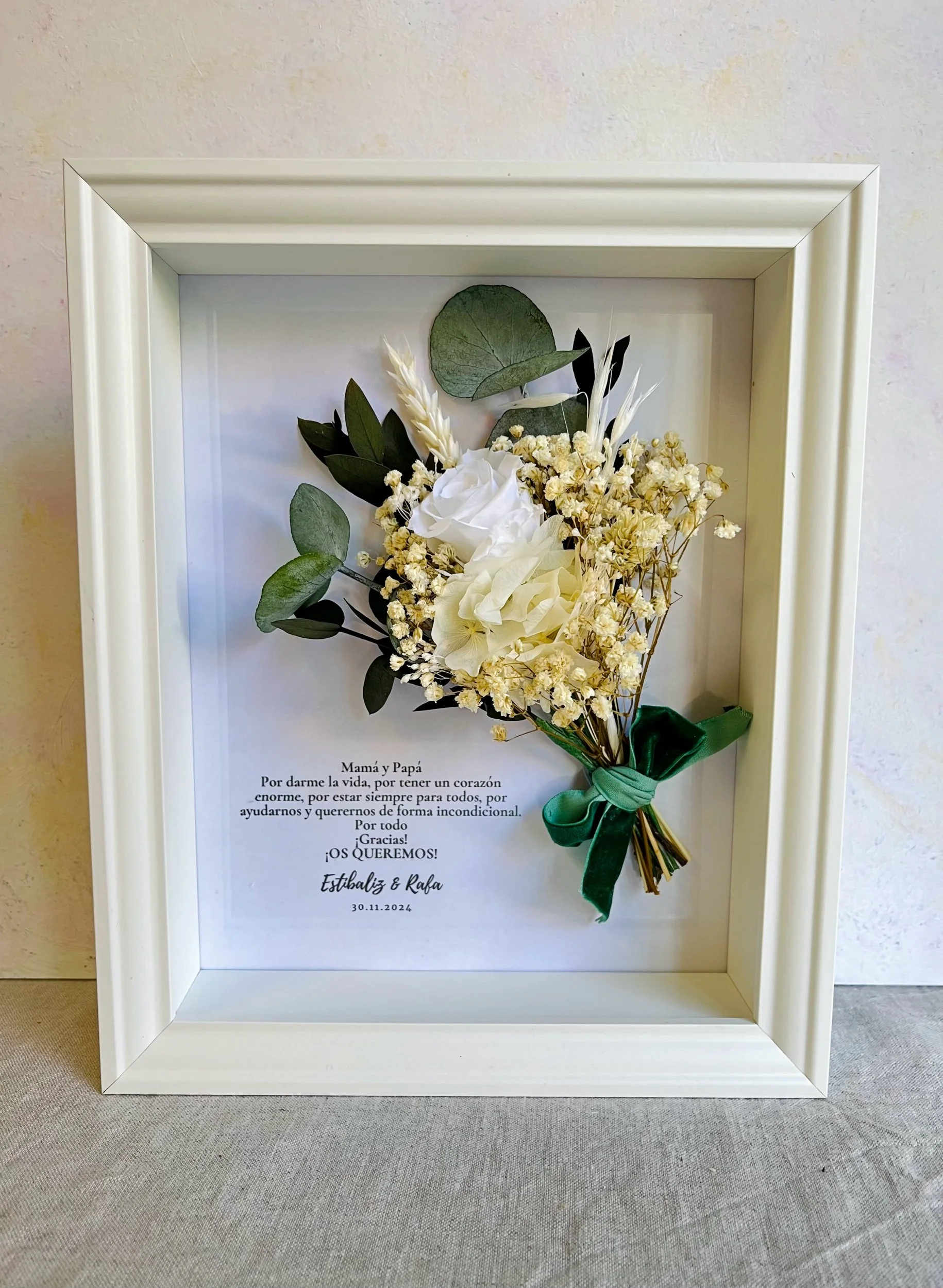 marco con mini ramo de flores preservadas para regalar